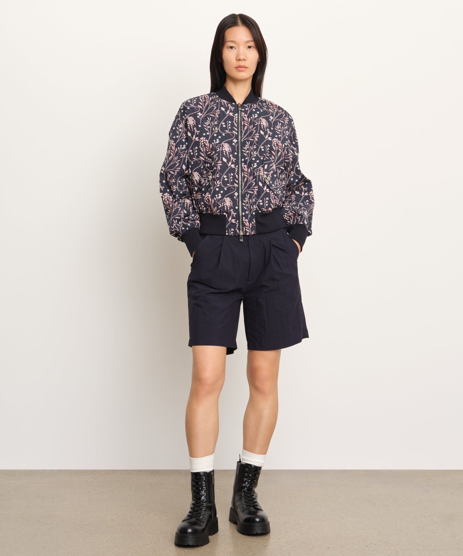 The model is 177 cm tall and is wearing a size 2 in Navy.