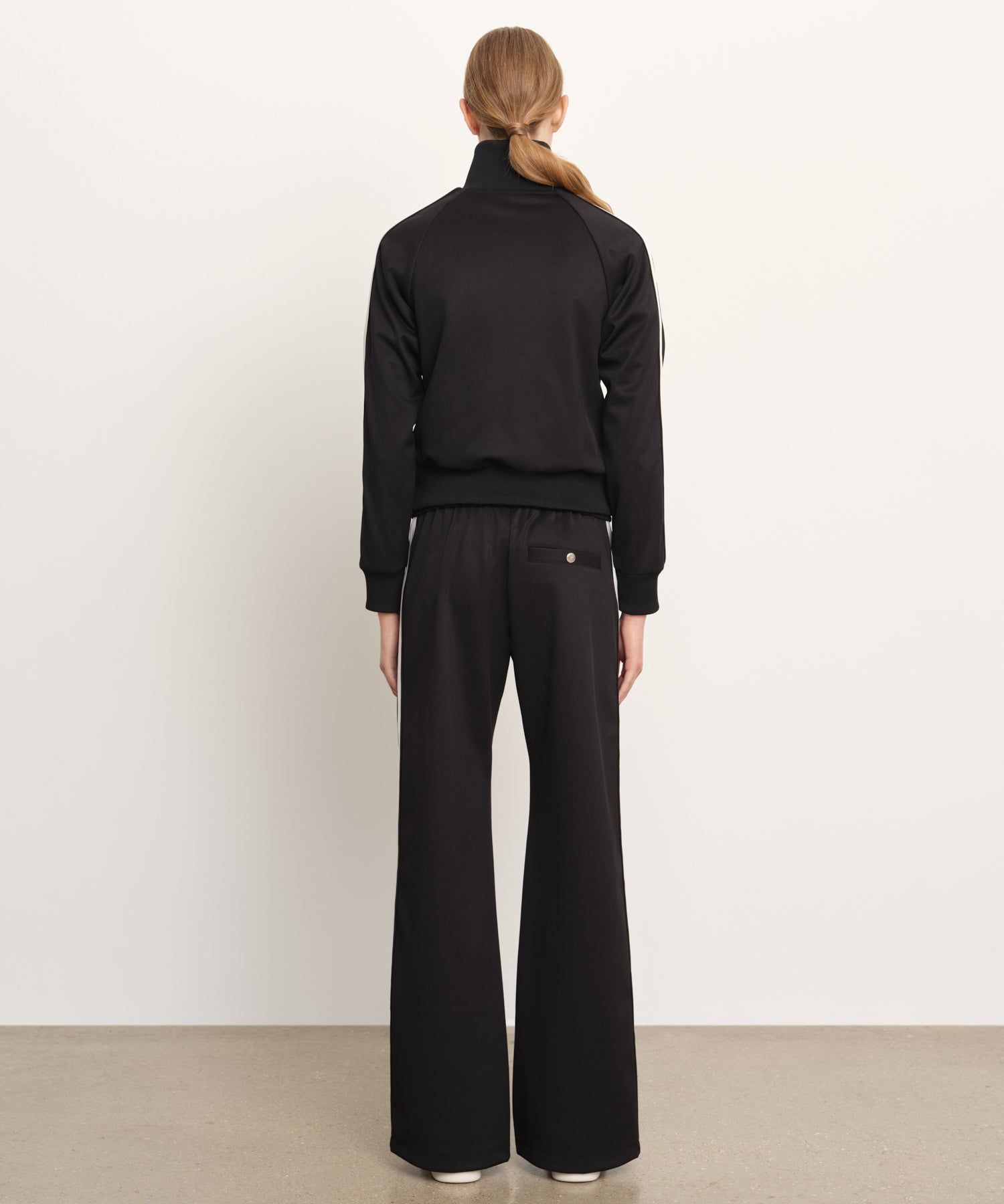 The model is 176 cm tall and is wearing a size 2 in BLACK.