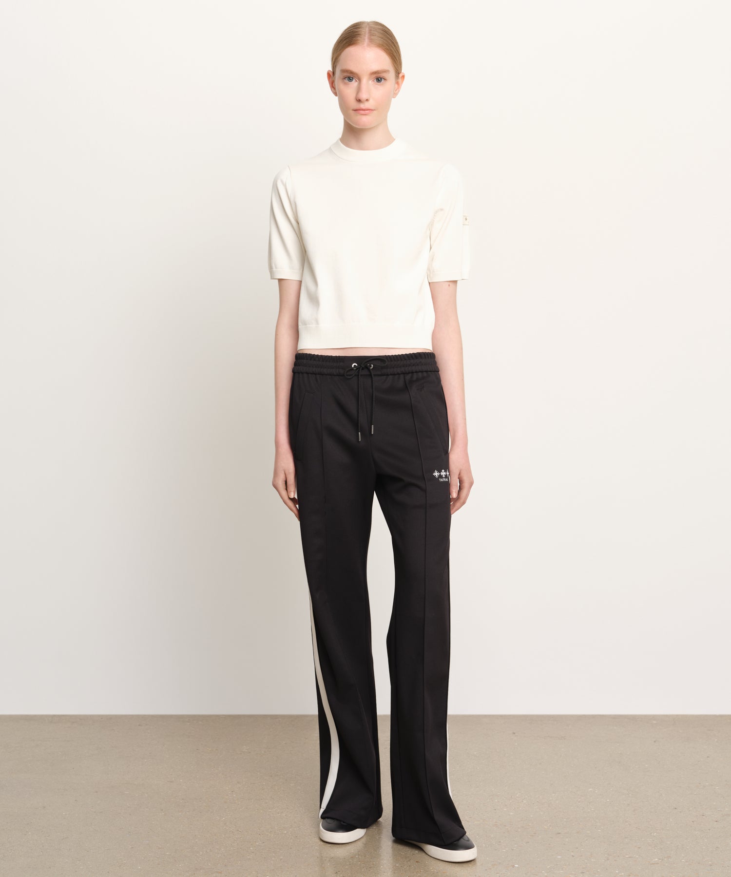 The model is 176 cm tall and is wearing a size 2 in BLACK.
