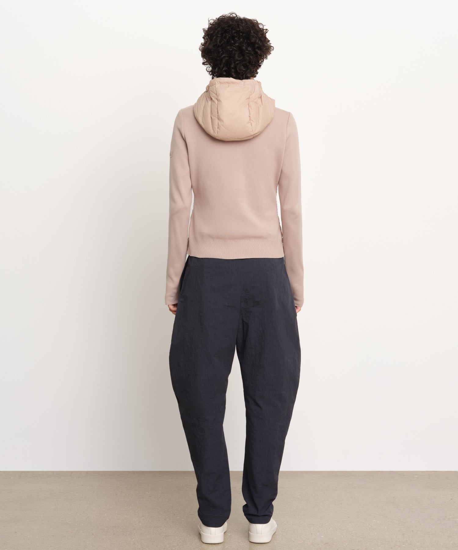 The model is 176 cm tall and is wearing a size 2 in Beige.