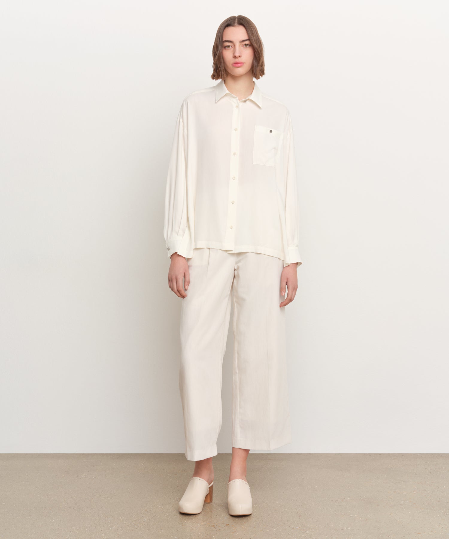 The model is 181 cm tall and is wearing a size 2 in WHITE.