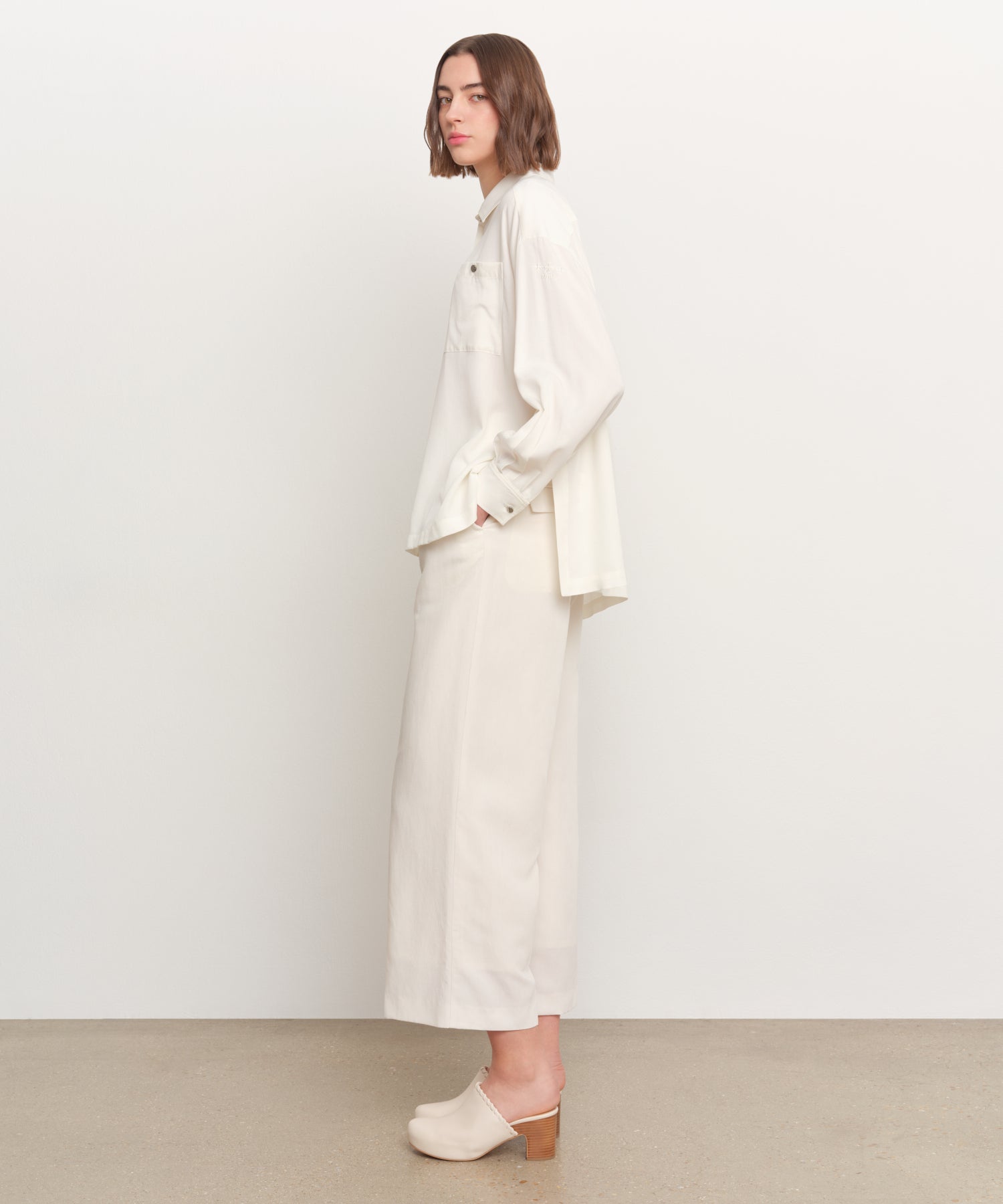 The model is 181 cm tall and is wearing a size 2 in WHITE.