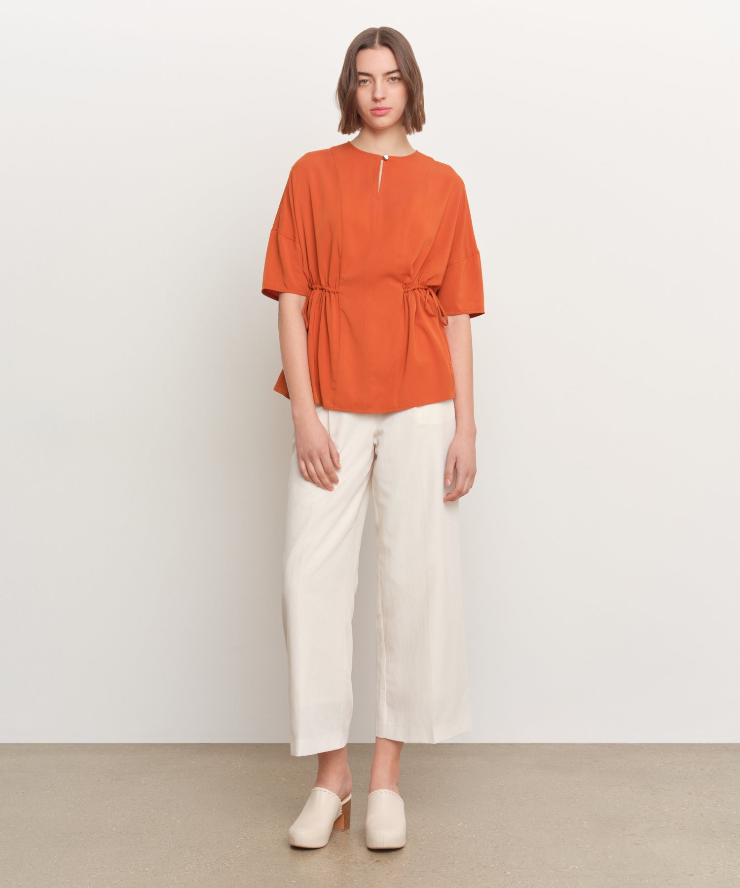 The model is 181 cm tall and is wearing a size 2 in ORANGE.
