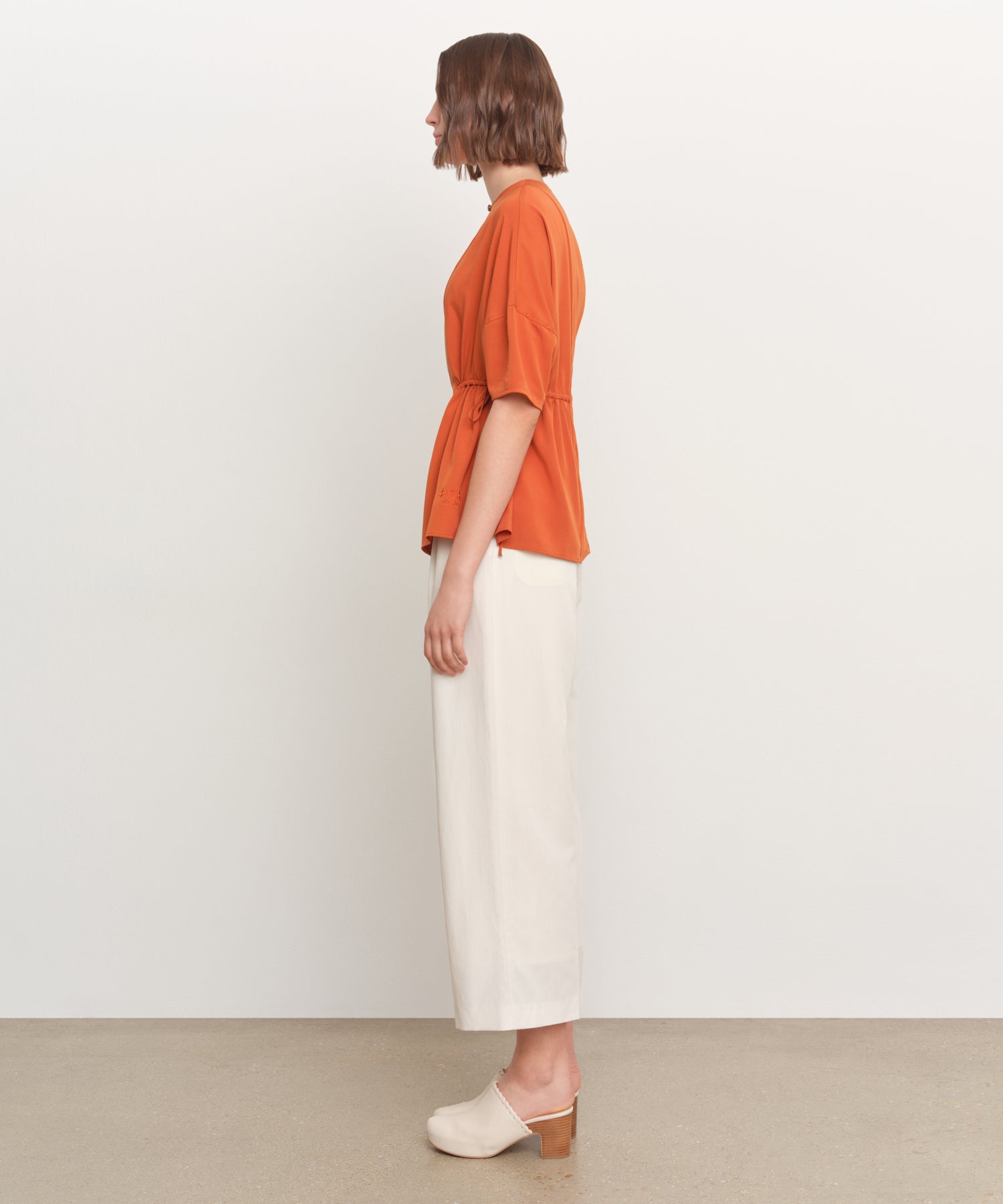 The model is 181 cm tall and is wearing a size 2 in ORANGE.