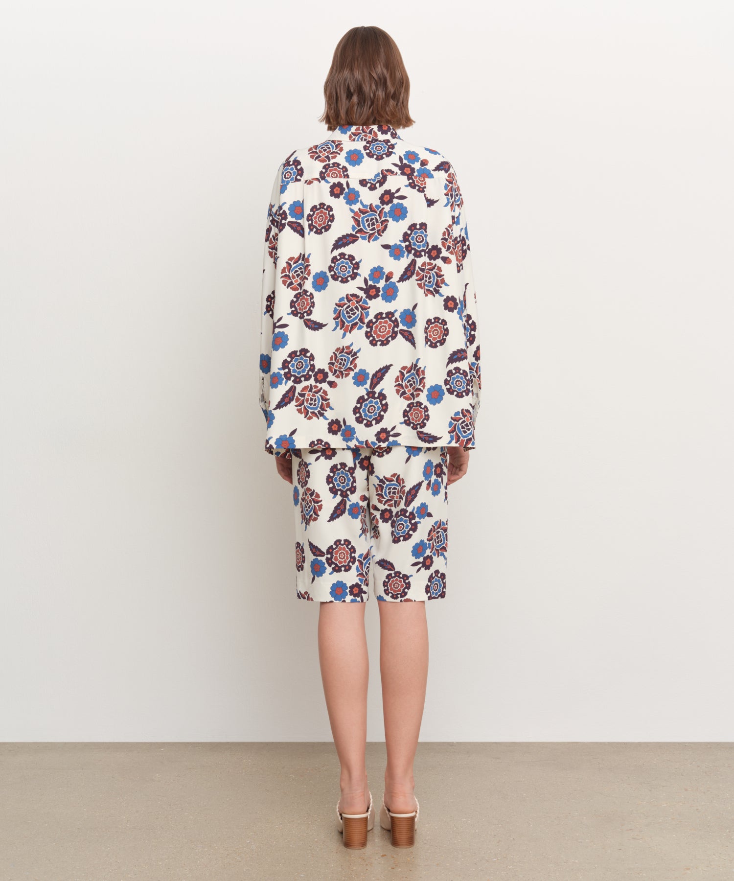 The model is 181 cm tall and is wearing a size 2 in IVORY.