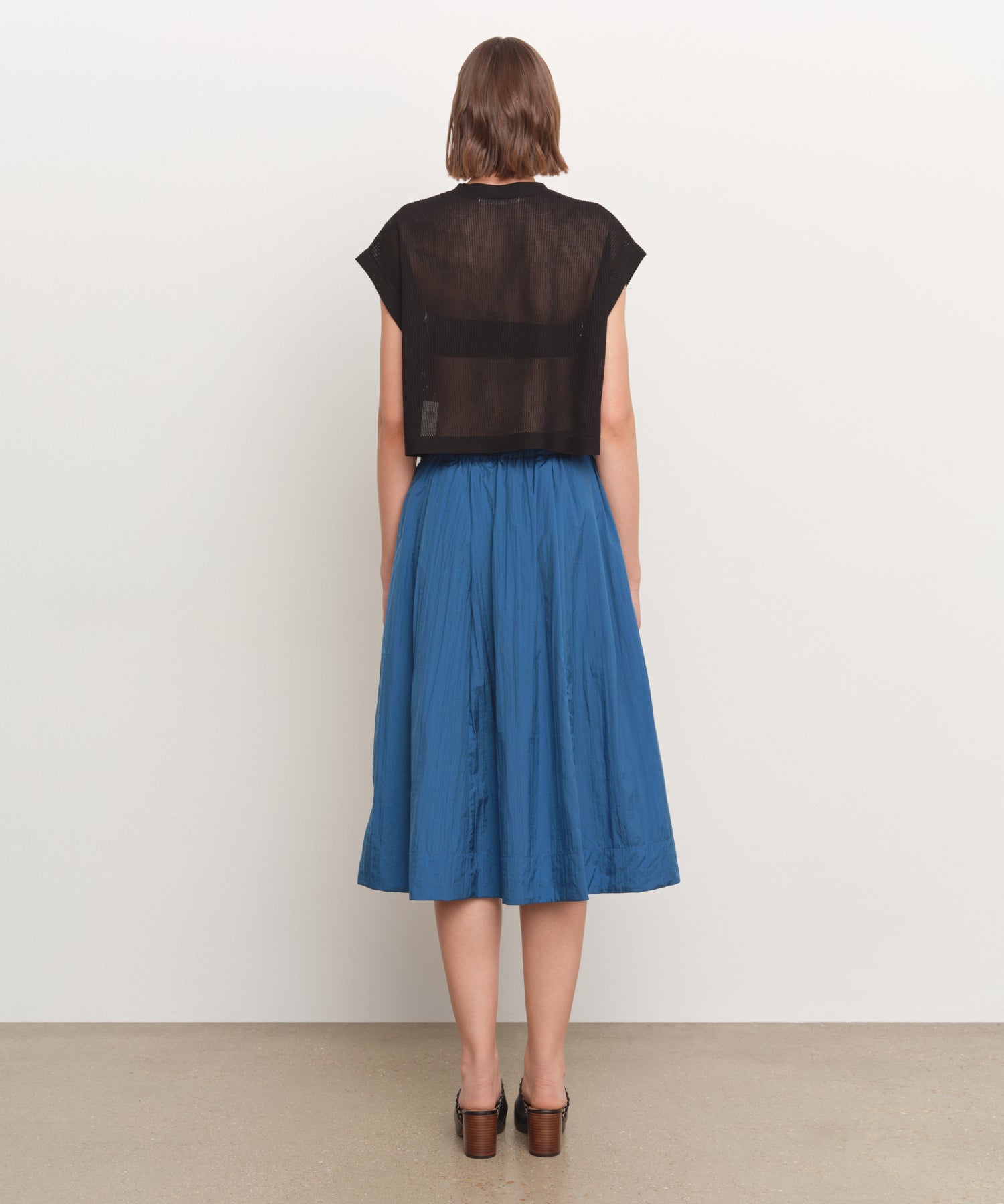 The model is 181 cm tall and is wearing a size 2 in BLUE.