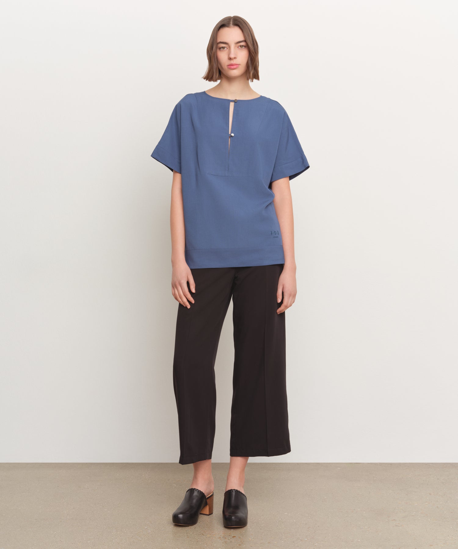 The model is 181 cm tall and is wearing a size 2 in BLUE.