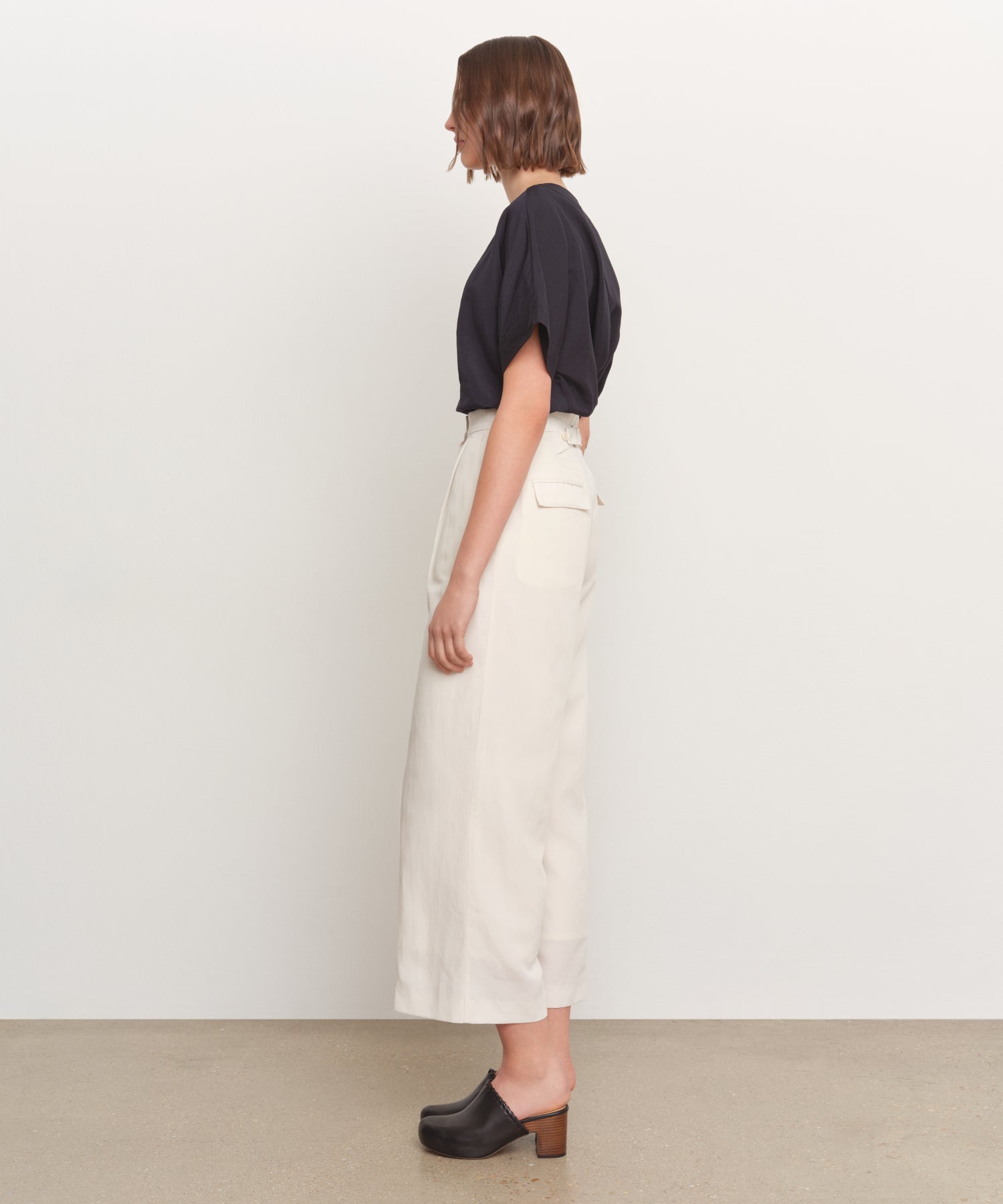 The model is 181 cm tall and is wearing a size 2 in IVORY.