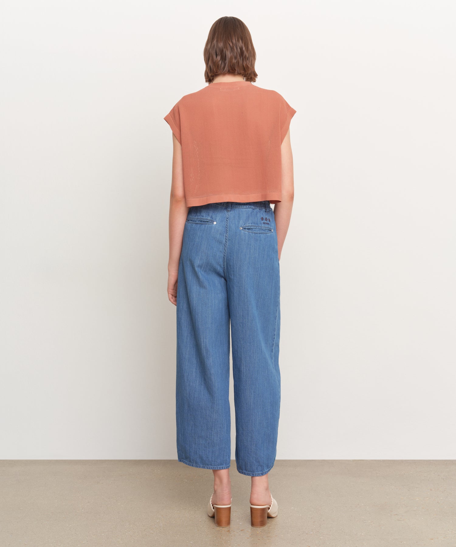 The model is 181 cm tall and is wearing a size 2 in ORANGE.