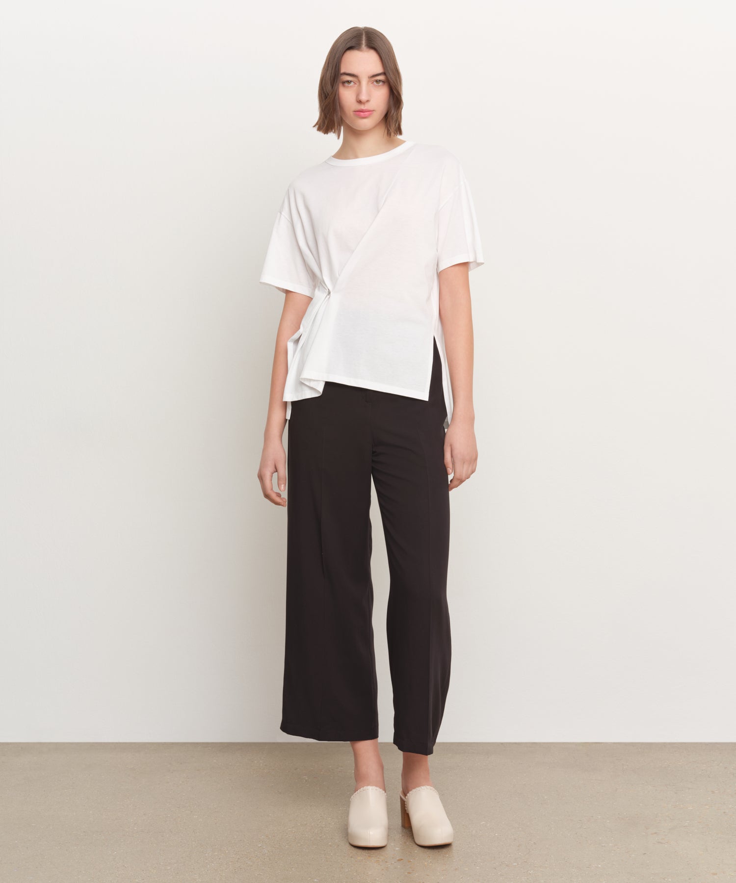 The model is 181 cm tall and is wearing a size 2 in WHITE.