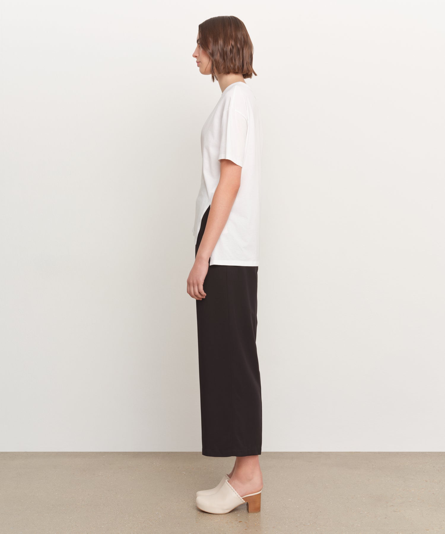 The model is 181 cm tall and is wearing a size 2 in WHITE.