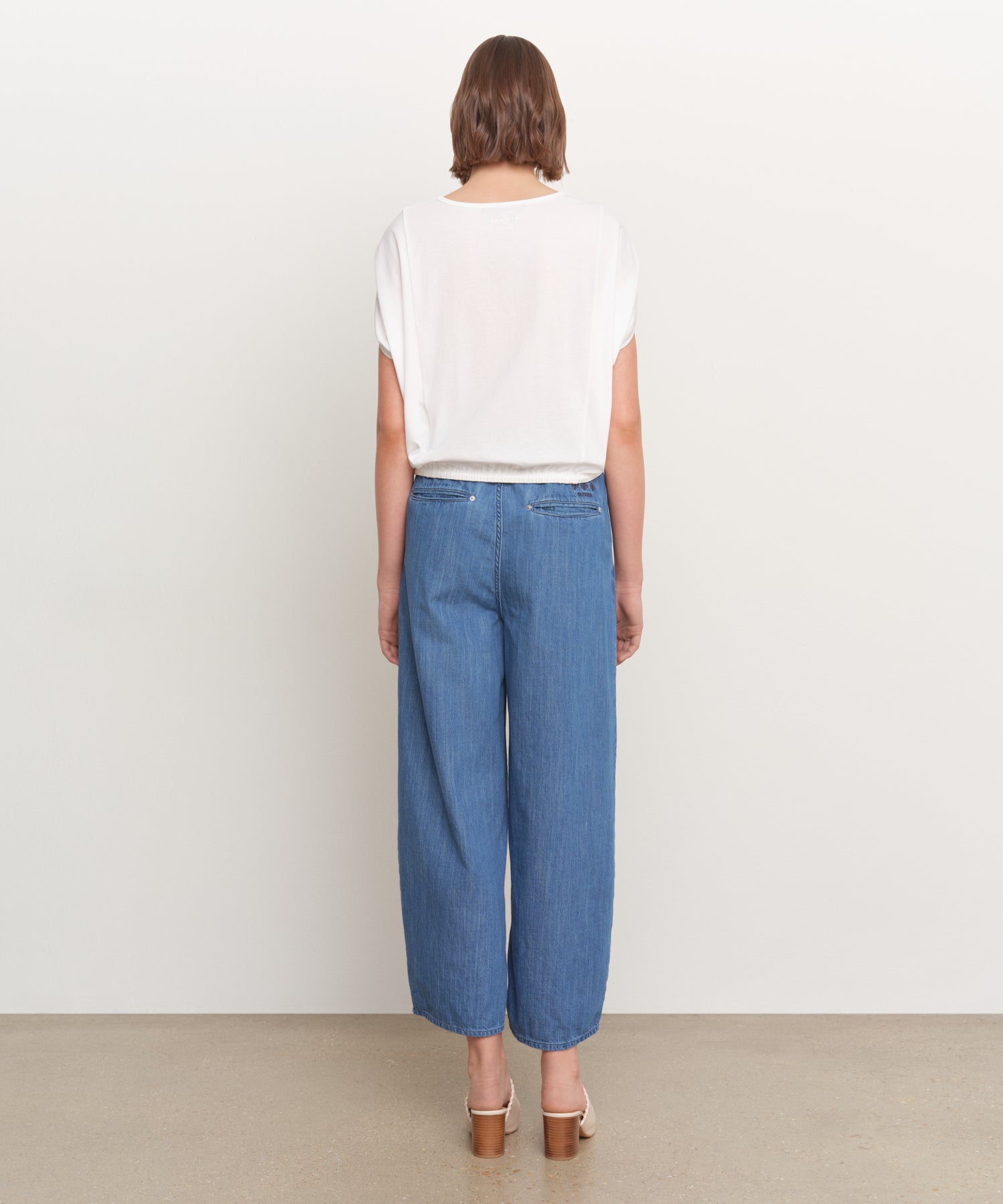 The model is 181 cm tall and is wearing a size 2 in WHITE.