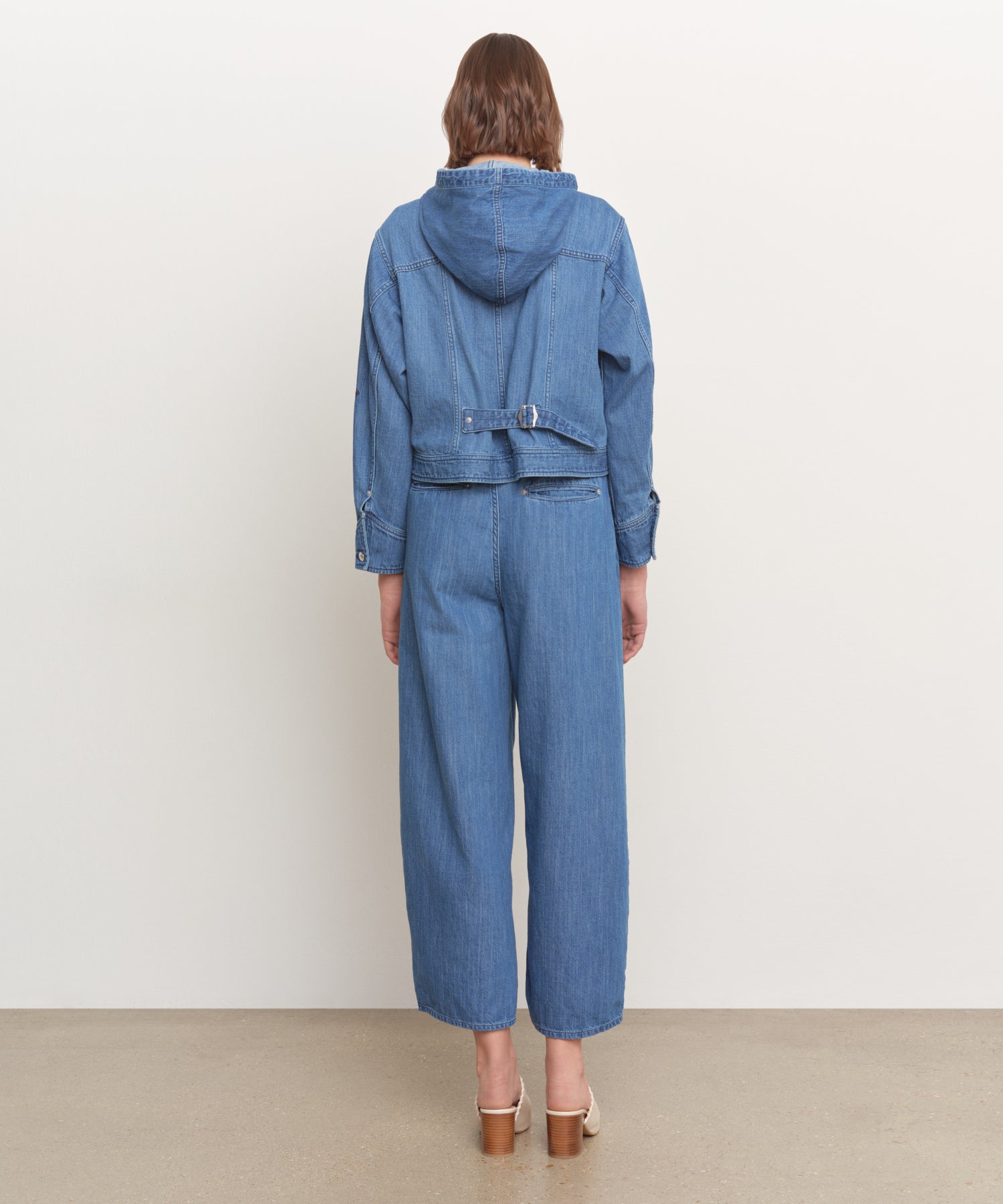 The model is 181 cm tall and is wearing a size 2 in BLUE.