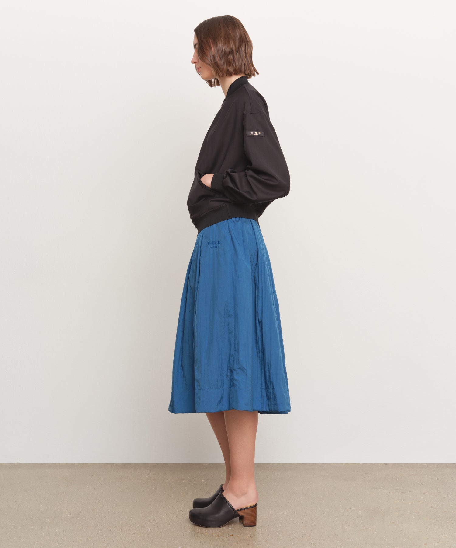 The model is 181 cm tall and is wearing a size 2 in BLACK.