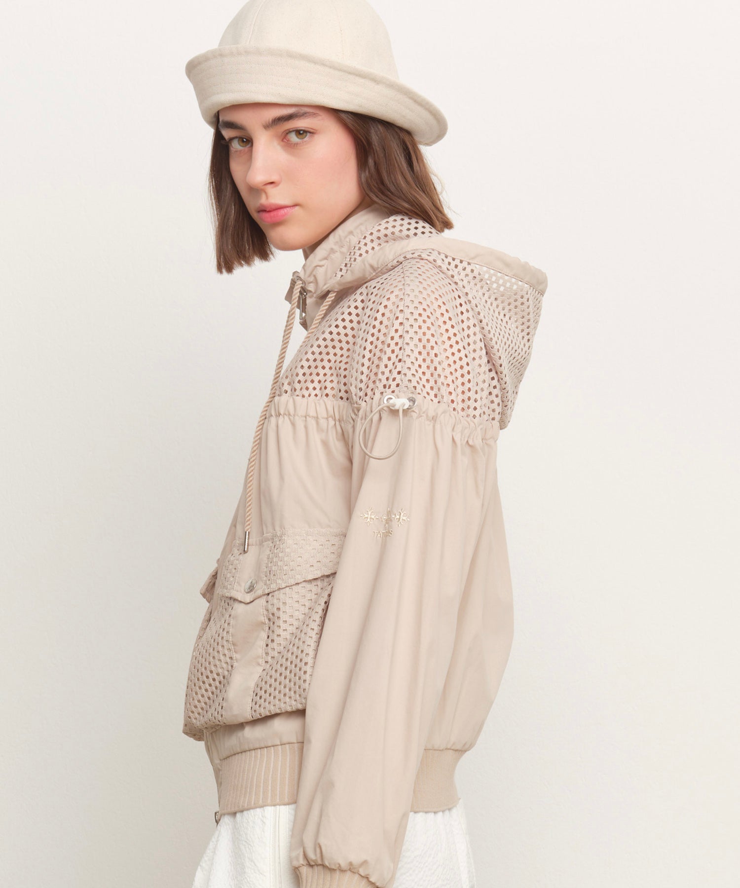 The model is 181 cm tall and is wearing a size 2 in LIGHT BEIGE.