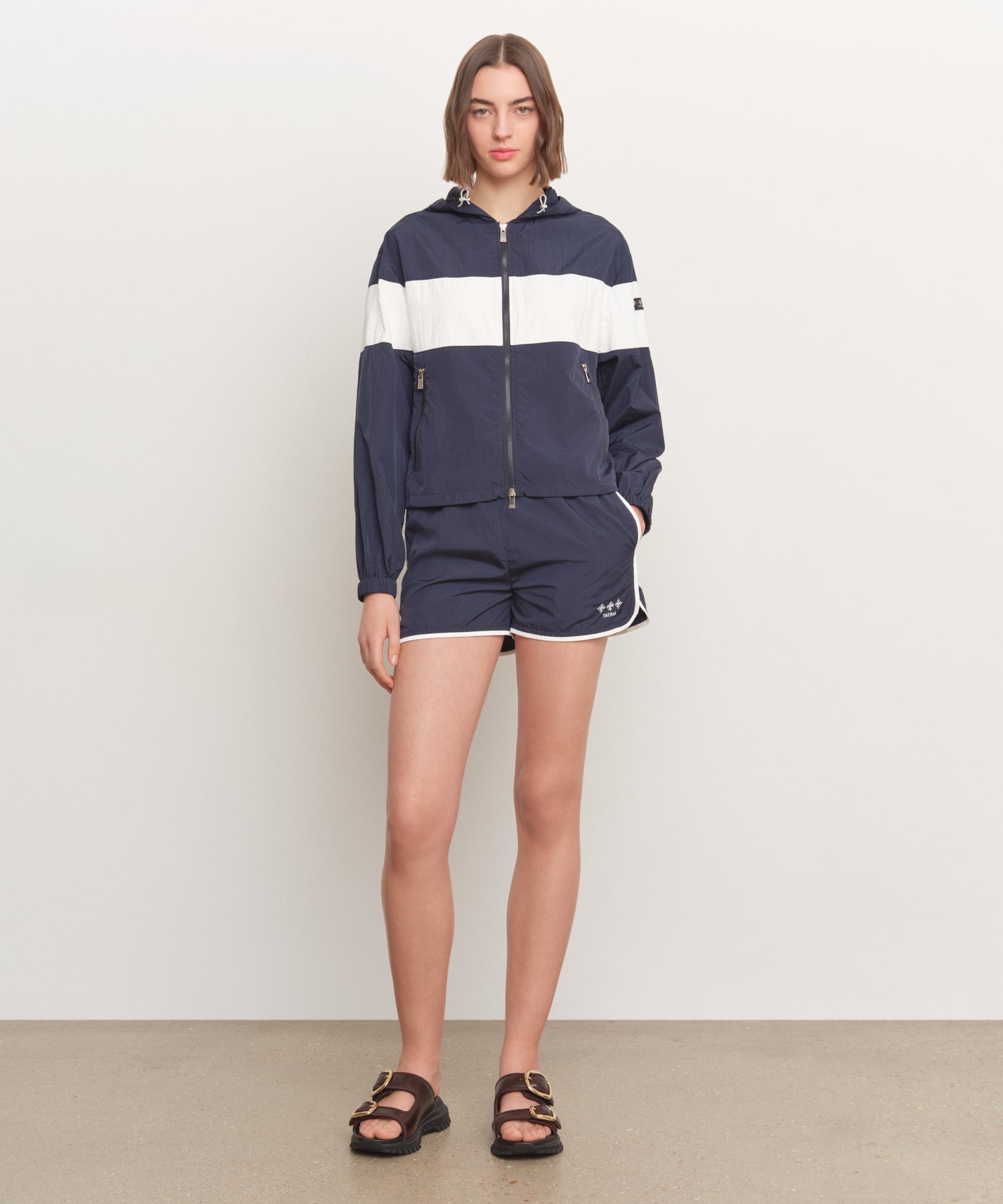 The model is 181 cm tall and is wearing a size 2 in NAVY.