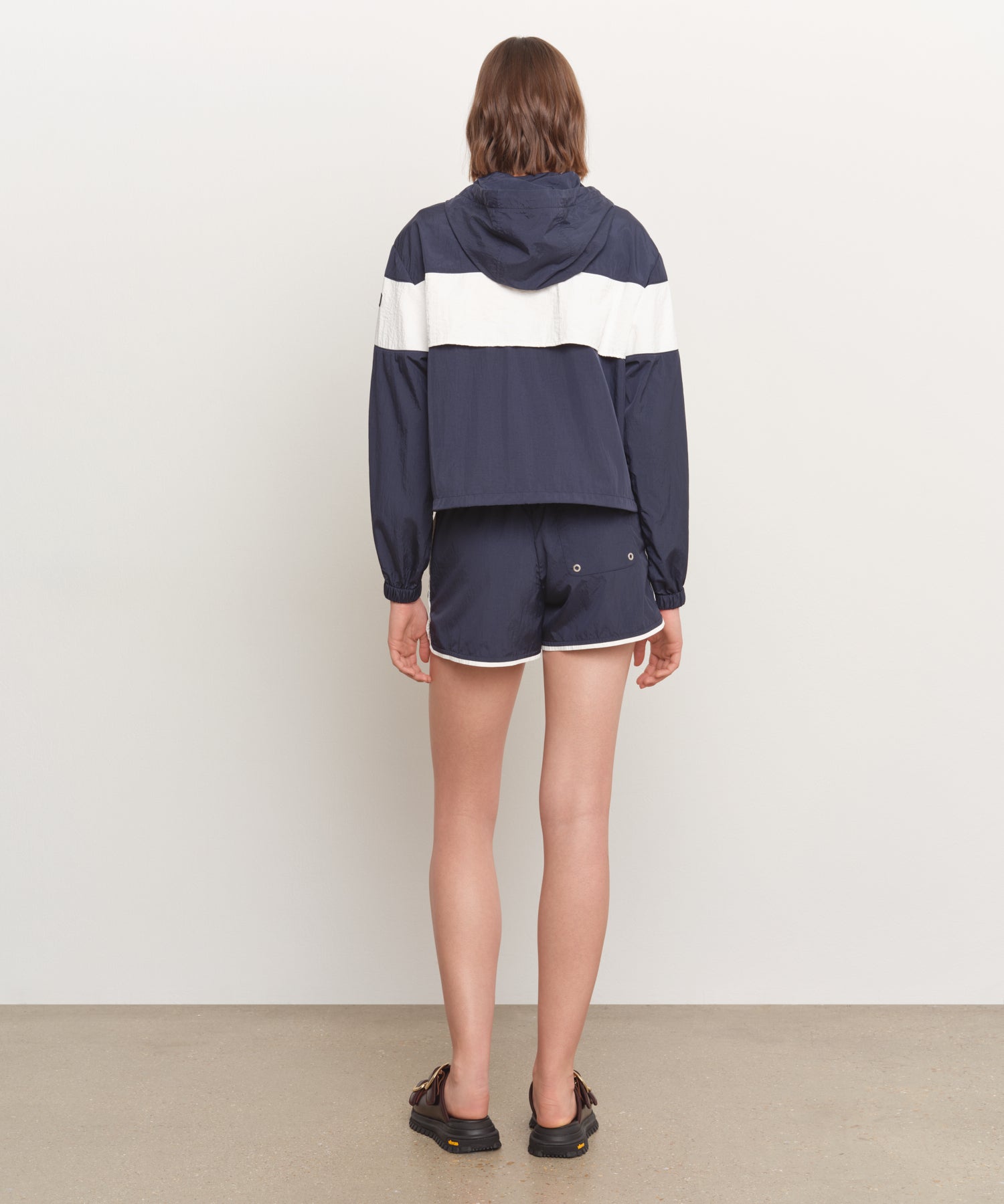 The model is 181 cm tall and is wearing a size 2 in NAVY.