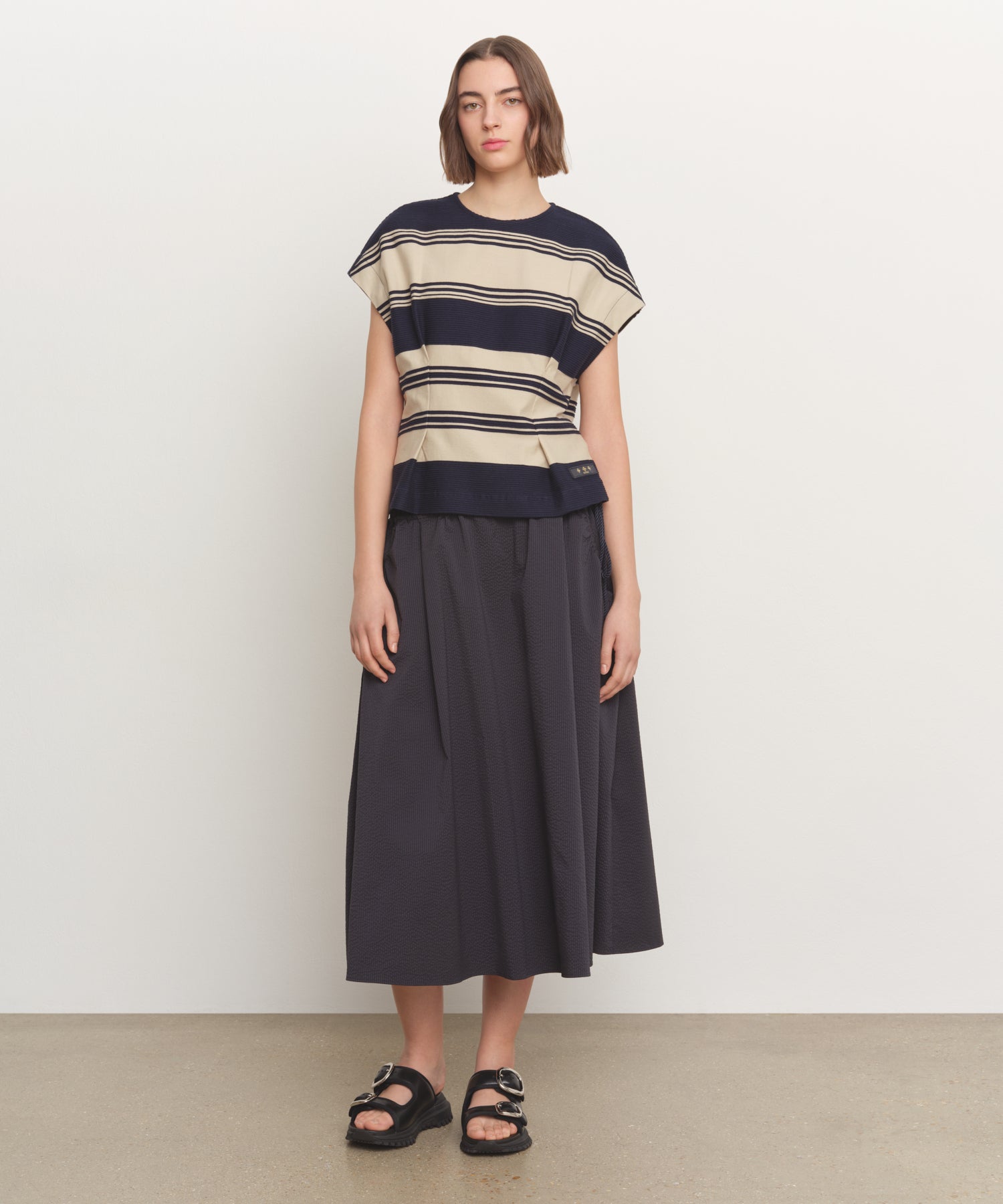 The model is 181 cm tall and is wearing a size 2 in OTHER.