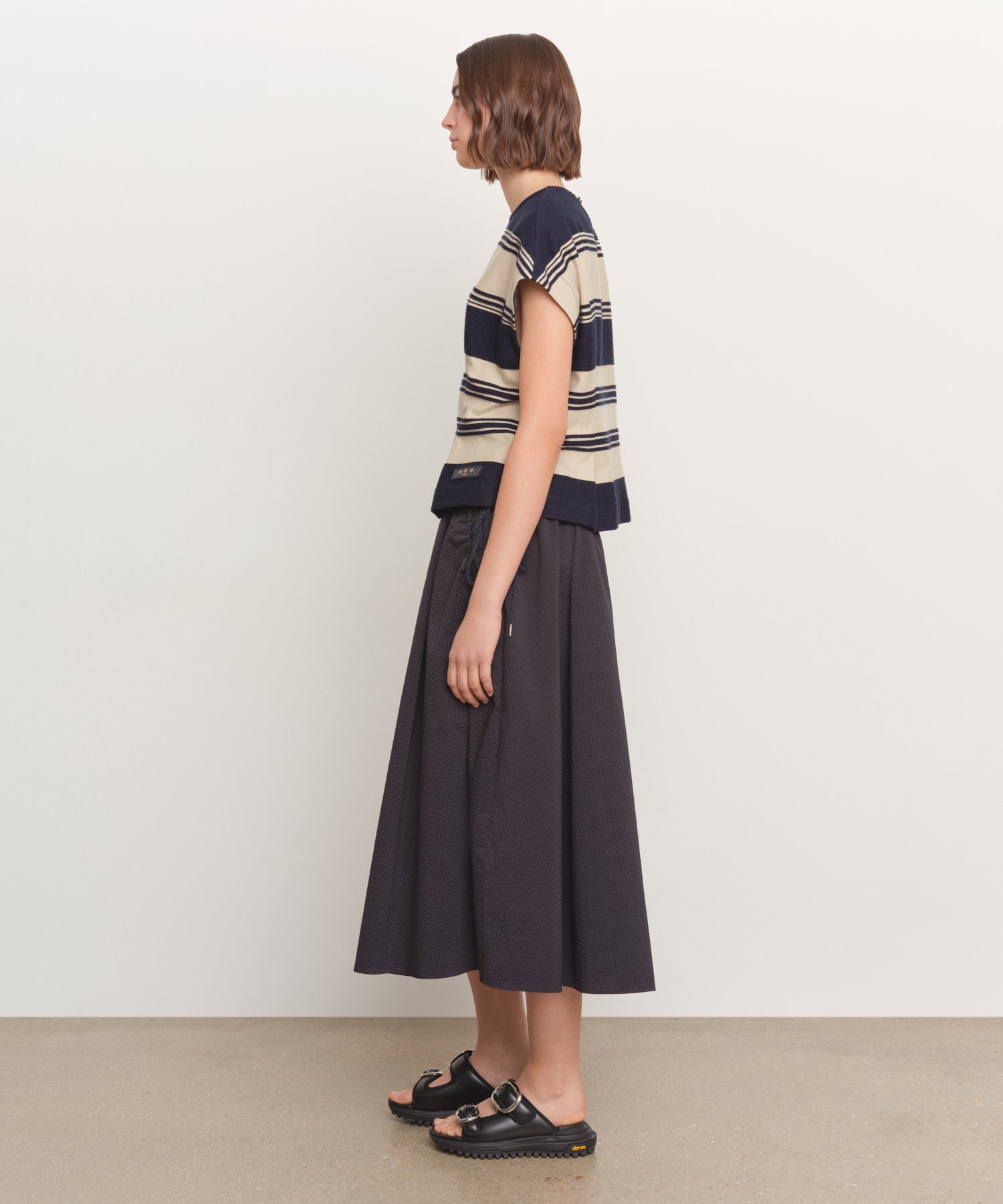 The model is 181 cm tall and is wearing a size 2 in OTHER.