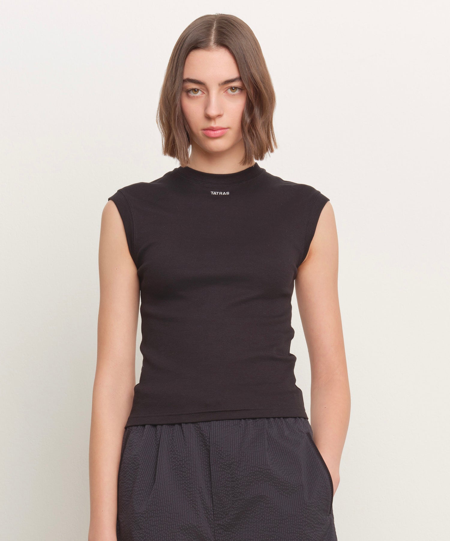 The model is 181 cm tall and is wearing a size 2 in BLACK.