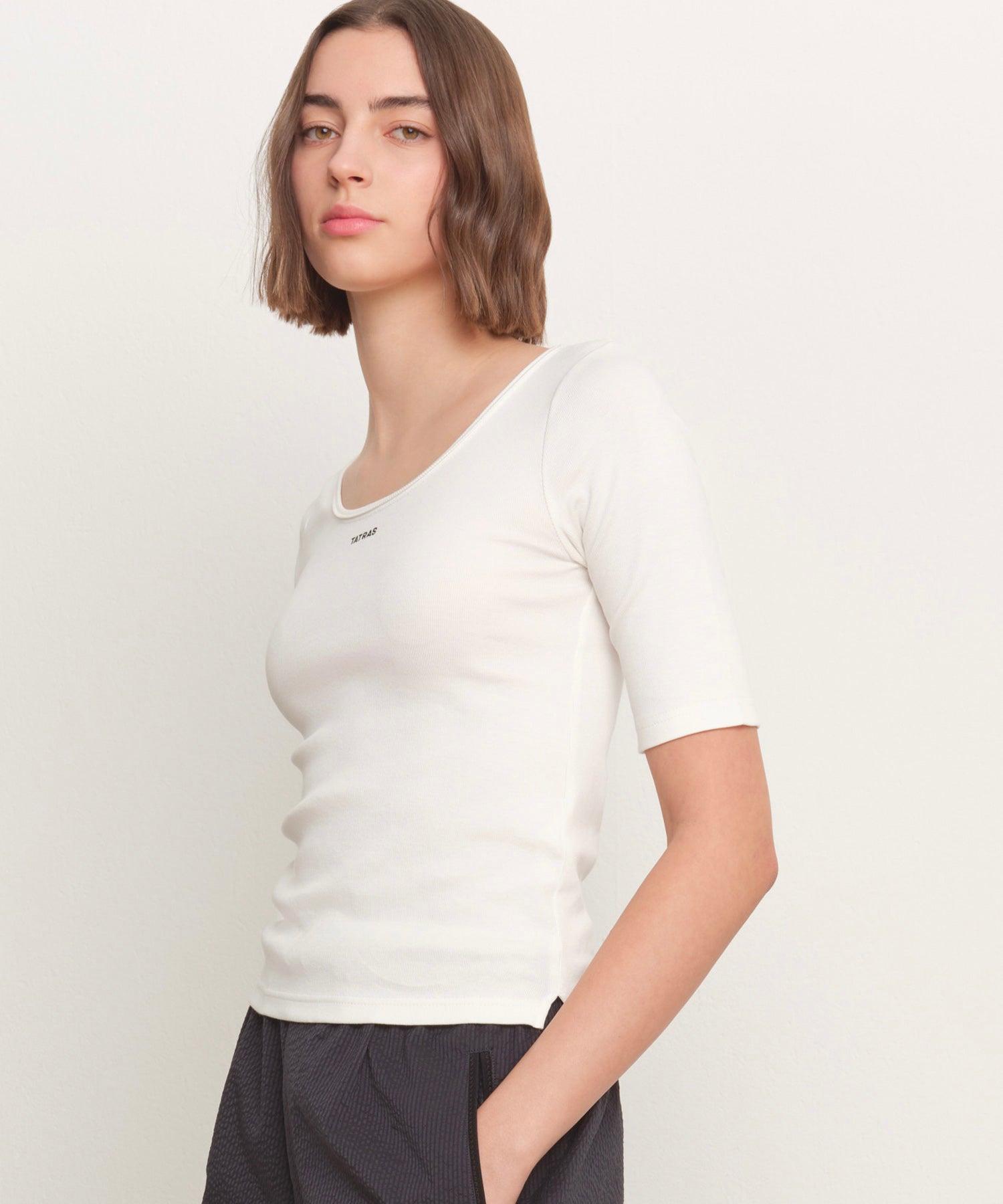 The model is 181 cm tall and is wearing a size 2 in WHITE.