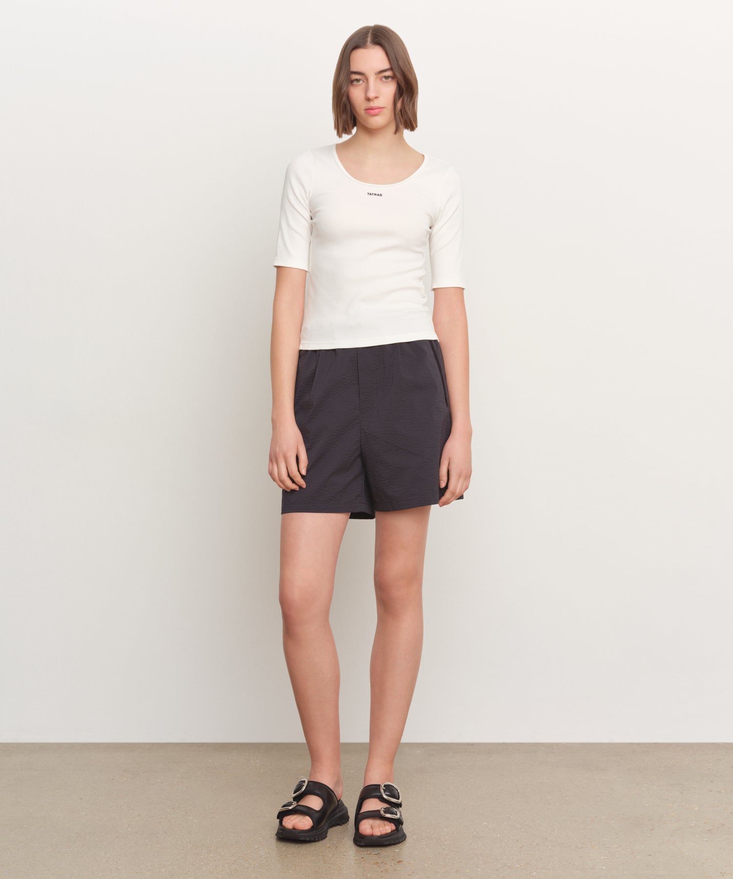 The model is 181 cm tall and is wearing a size 2 in WHITE.