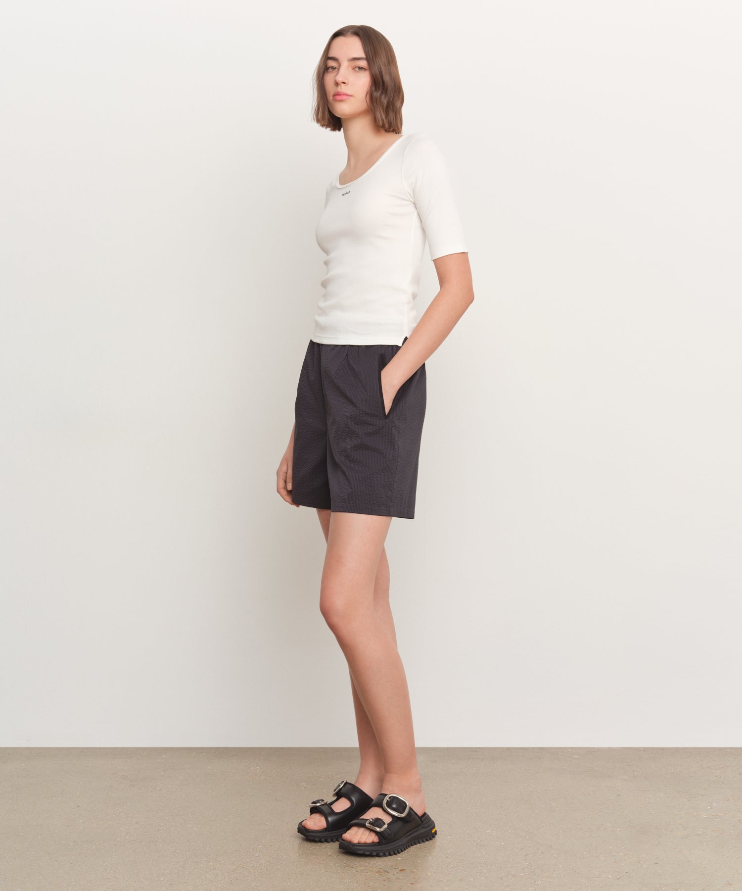 The model is 181 cm tall and is wearing a size 2 in WHITE.
