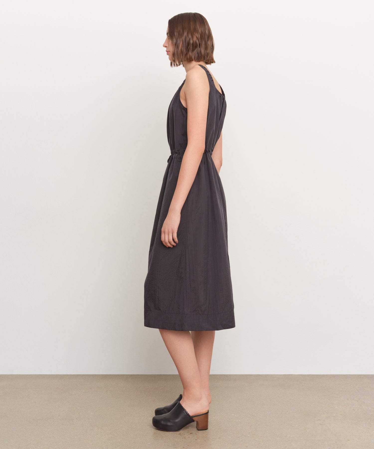 The model is 181 cm tall and is wearing a size 2 in BLACK.