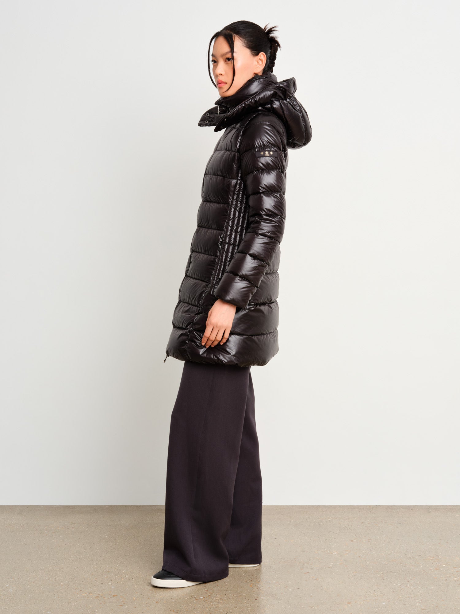 The model is 175 cm tall and is wearing a size 2 in Black.