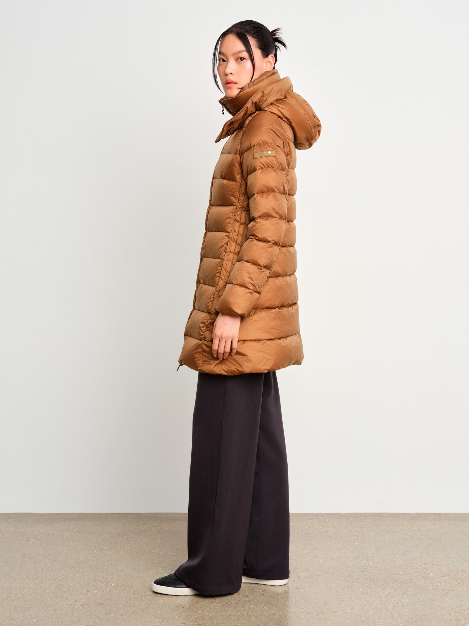 The model is 175 cm tall and is wearing a size 2 in Camel.