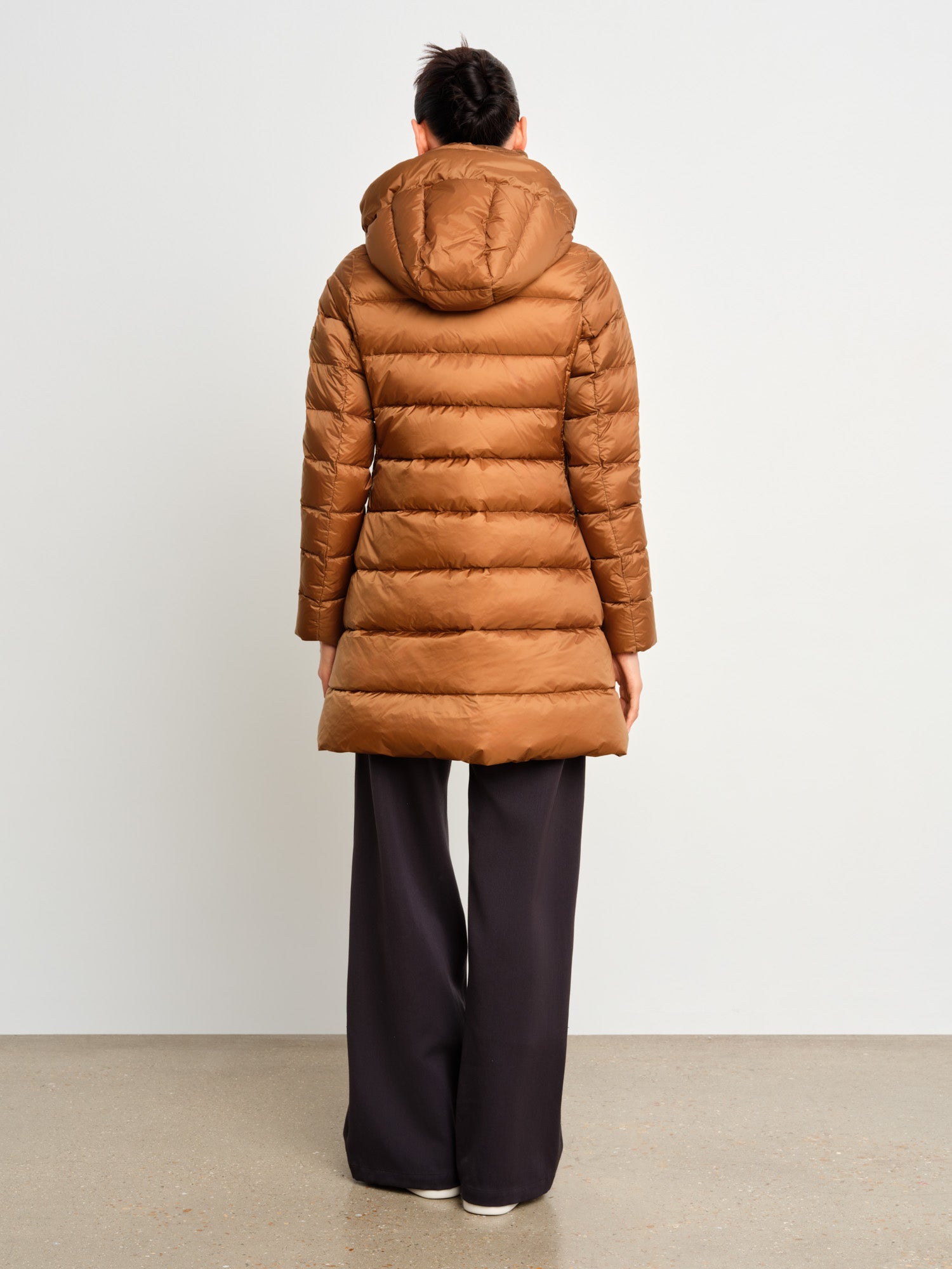 The model is 175 cm tall and is wearing a size 2 in Camel.