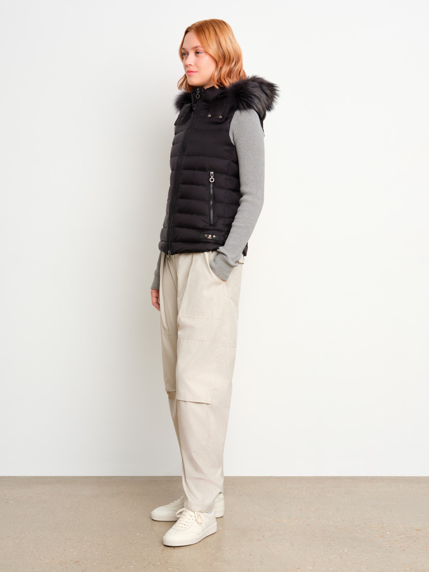 The model is 175 cm tall and is wearing a size 2 in Black.