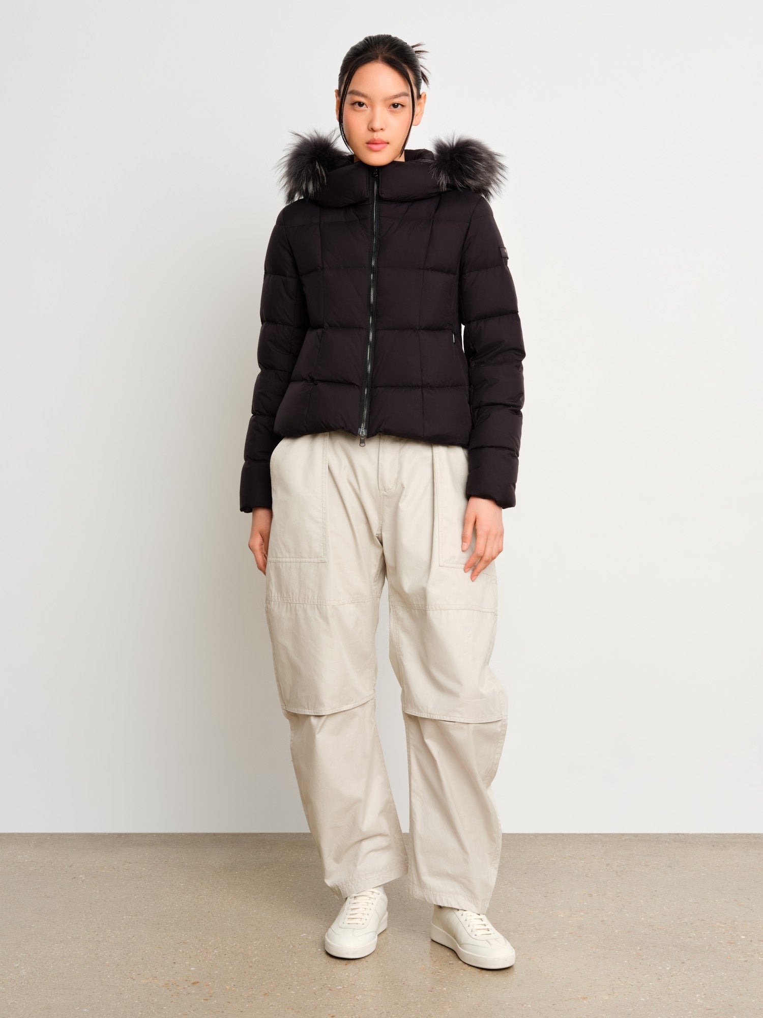 The model is 175 cm tall and is wearing a size 2 in Black.