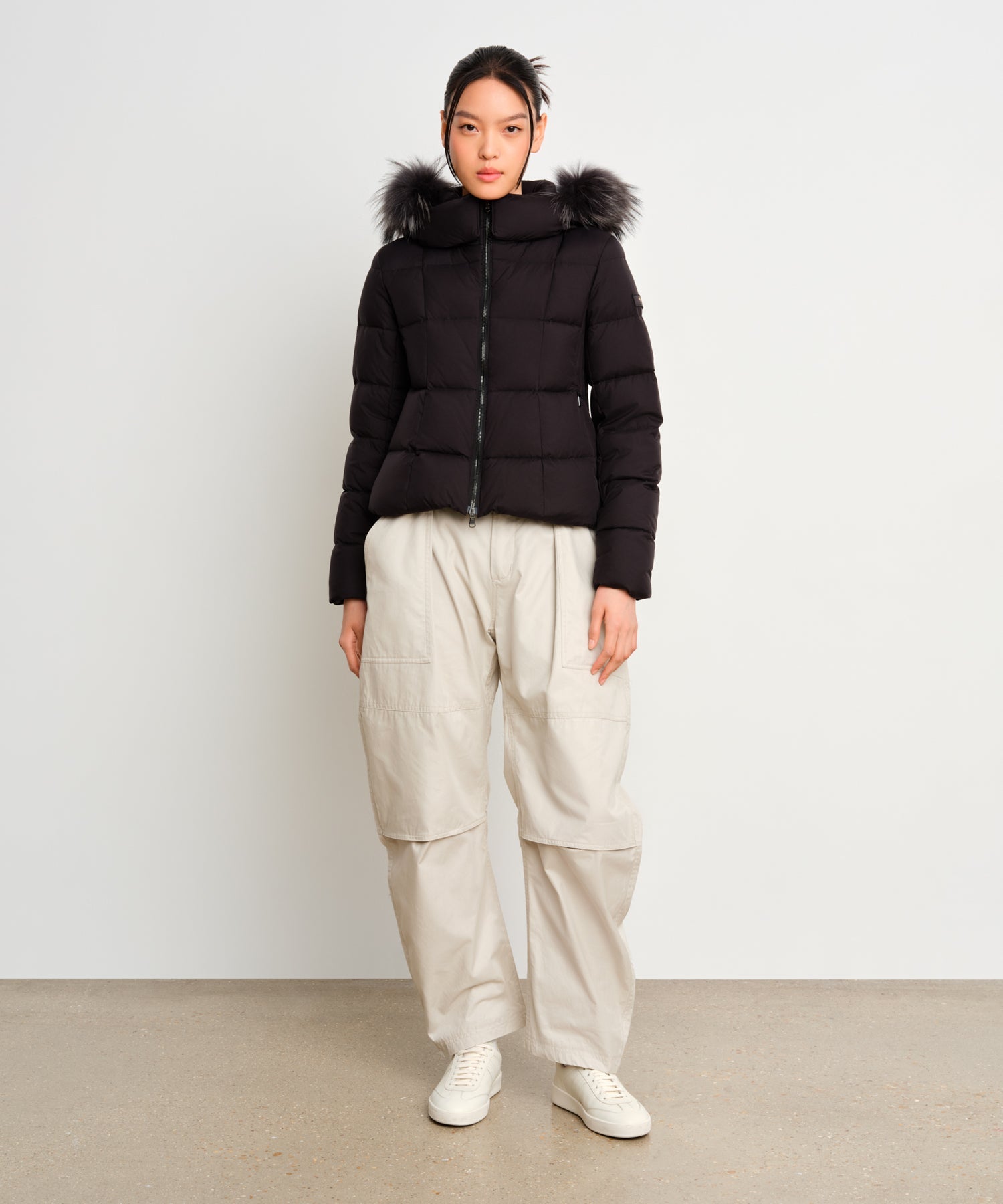 The model is 175 cm tall and is wearing a size 2 in Black.