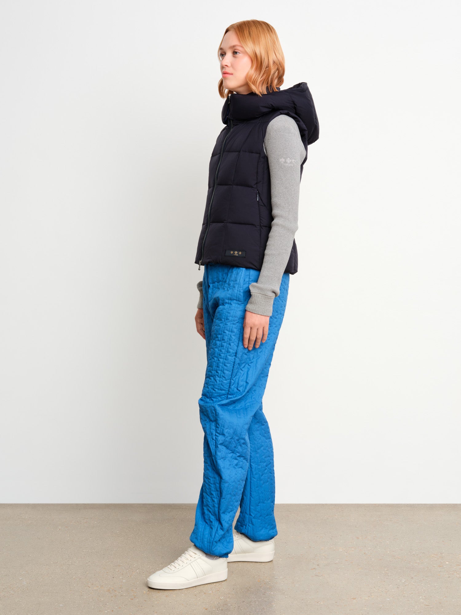 The model is 175 cm tall and is wearing a size 2 in Navy.