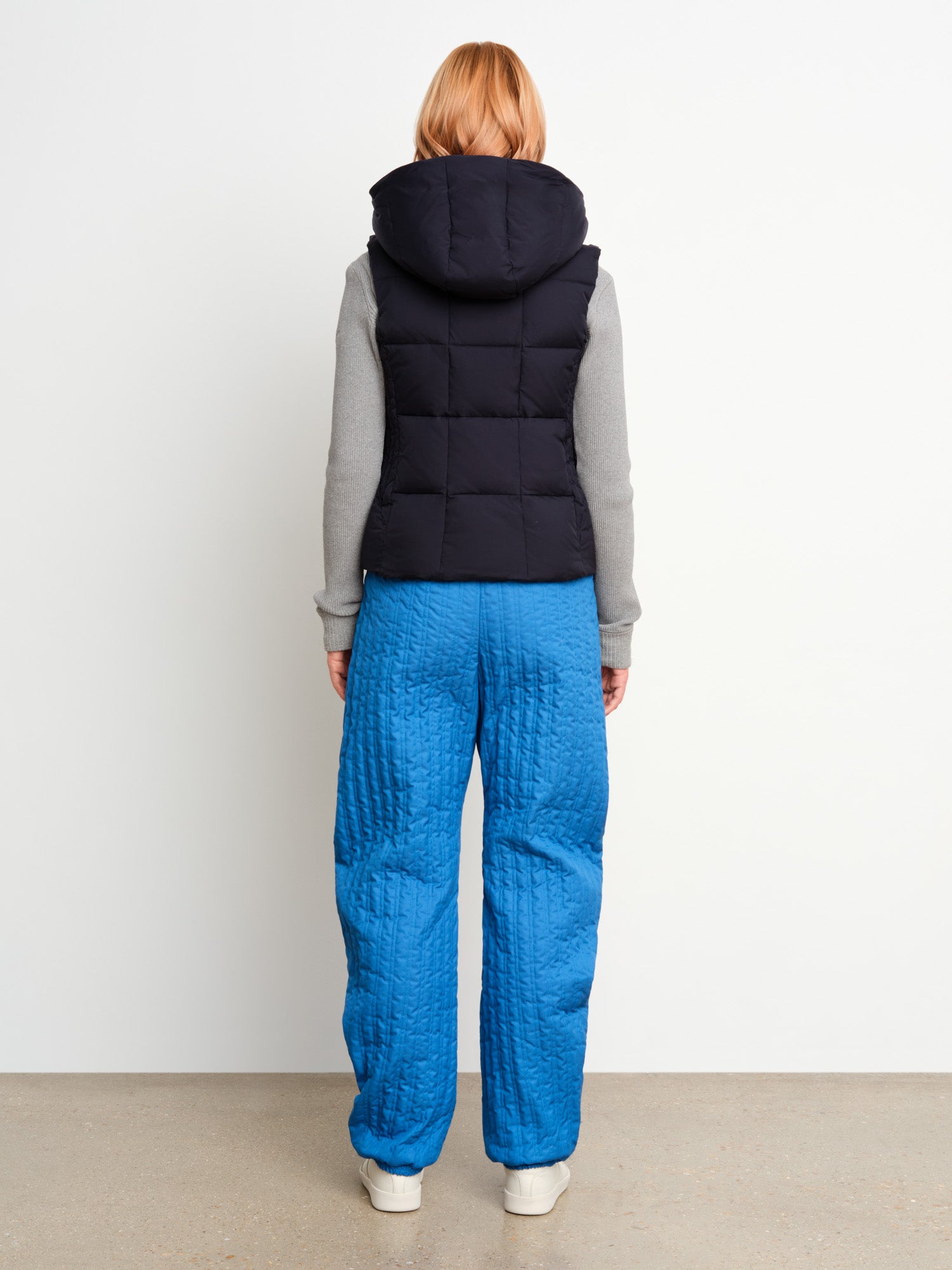 The model is 175 cm tall and is wearing a size 2 in Navy.