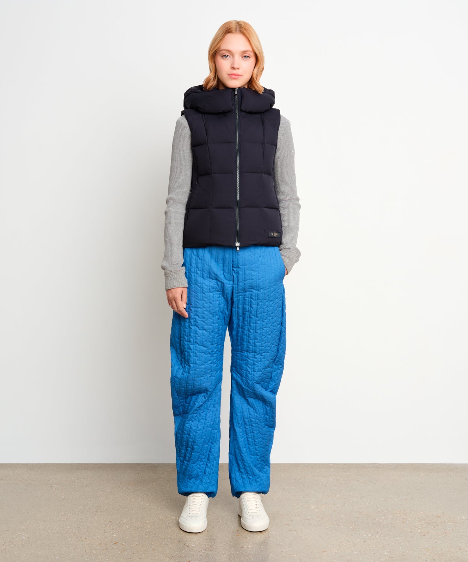 The model is 175 cm tall and is wearing a size 2 in Navy.