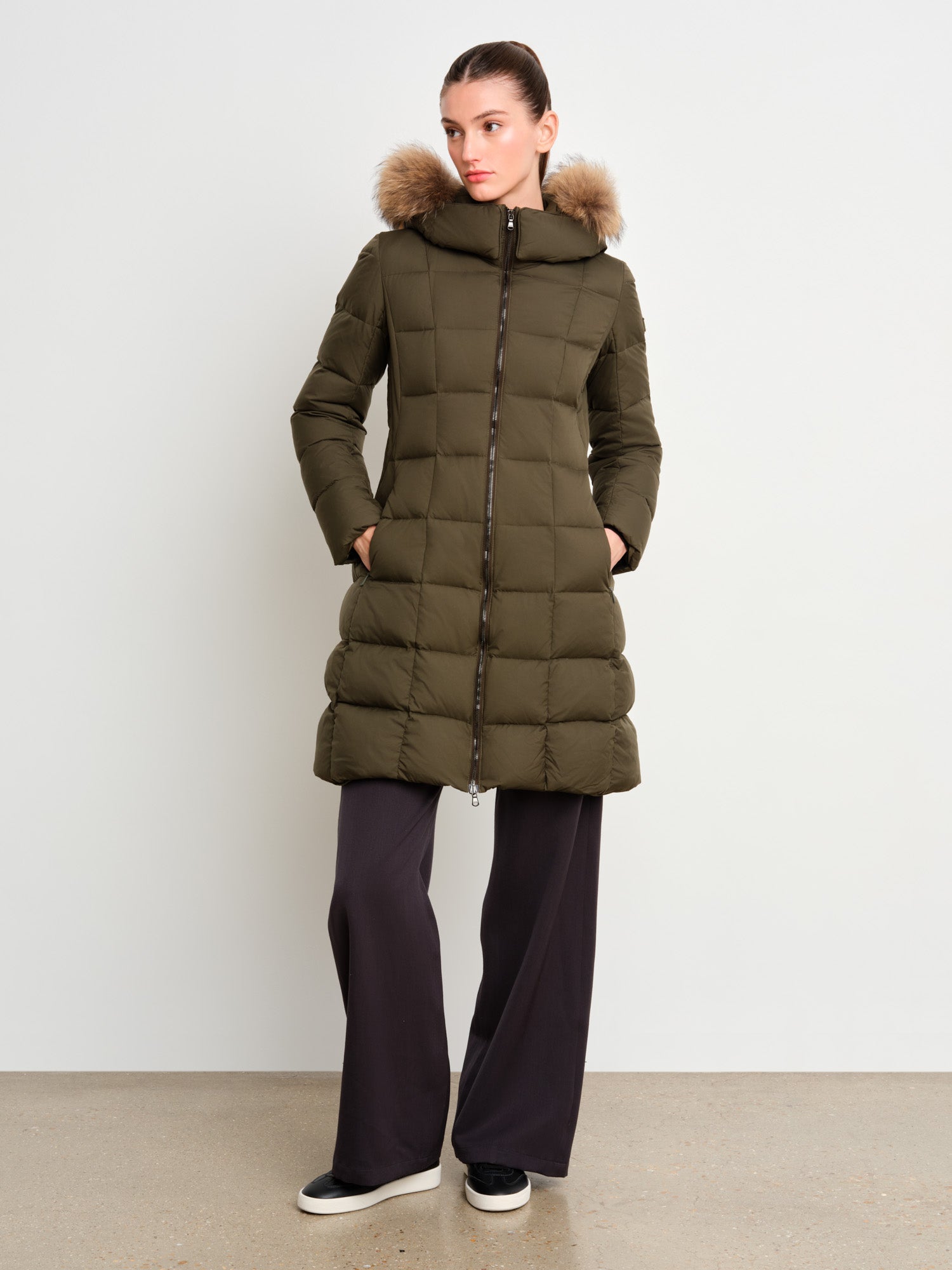 The model is 175 cm tall and is wearing a size 2 in Khaki.