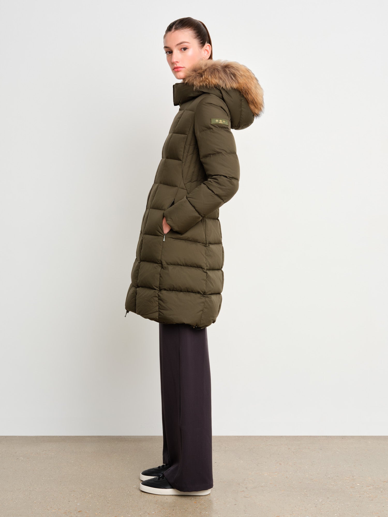 The model is 175 cm tall and is wearing a size 2 in Khaki.