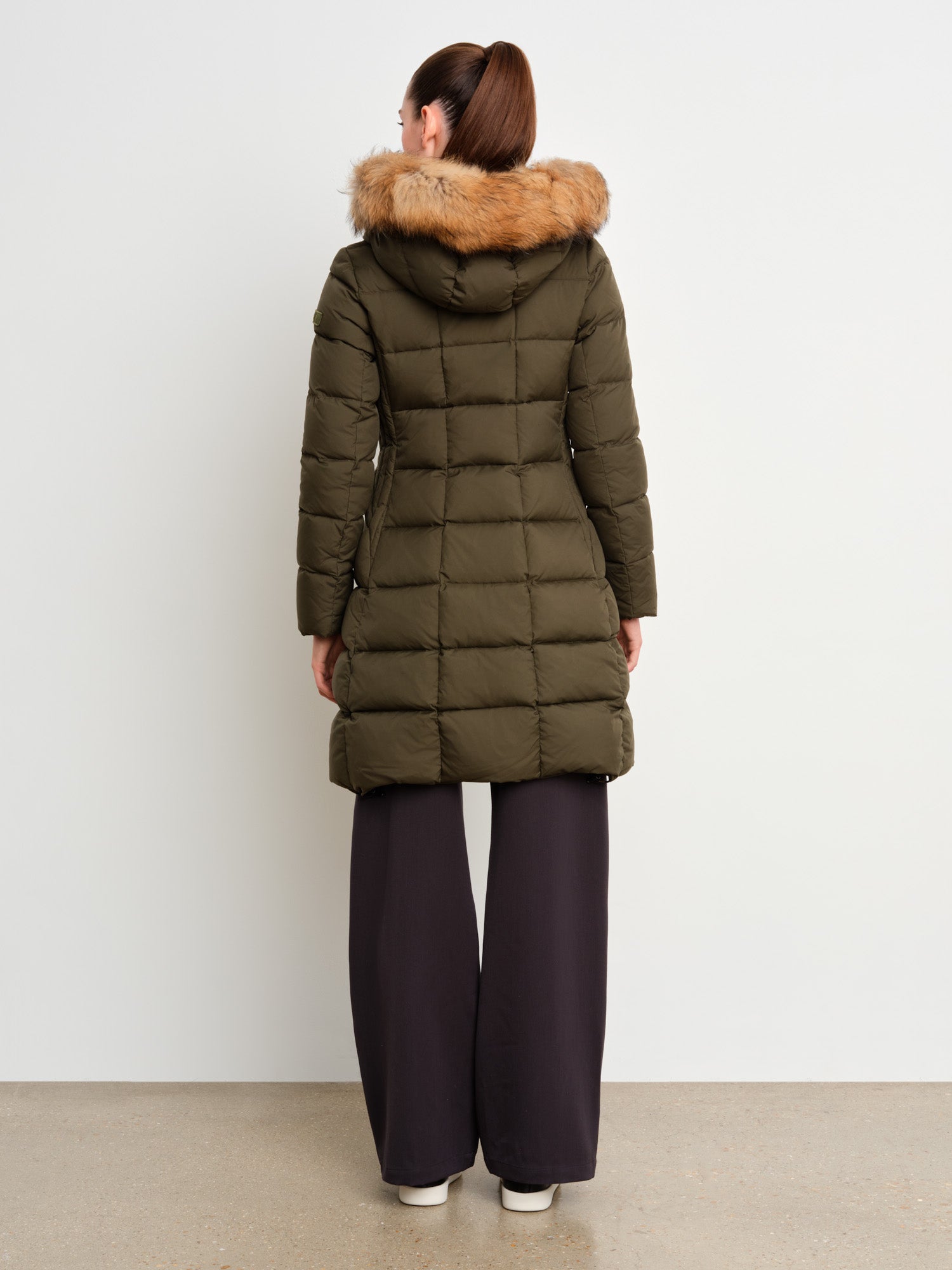 The model is 175 cm tall and is wearing a size 2 in Khaki.