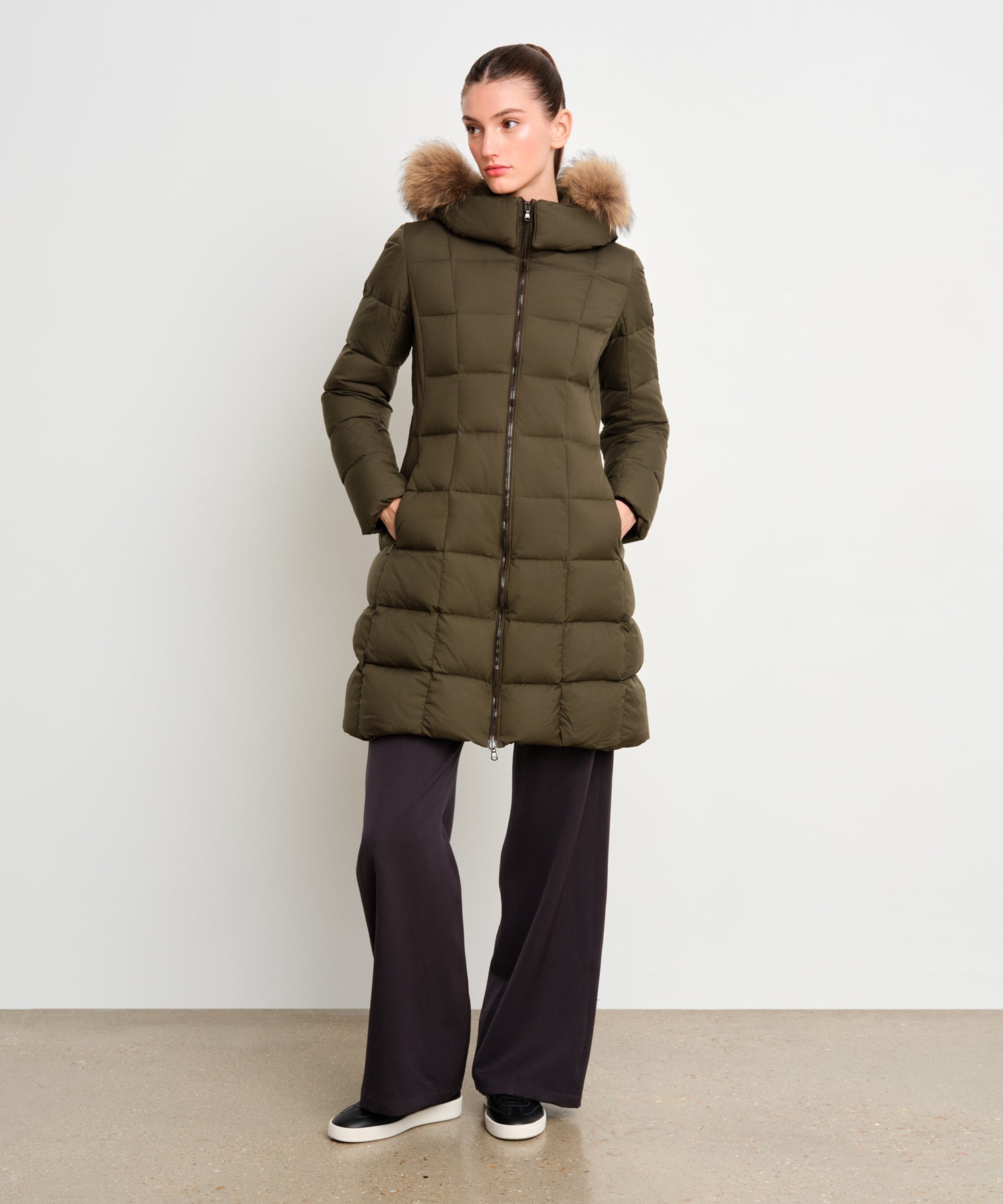 The model is 175 cm tall and is wearing a size 2 in Khaki.