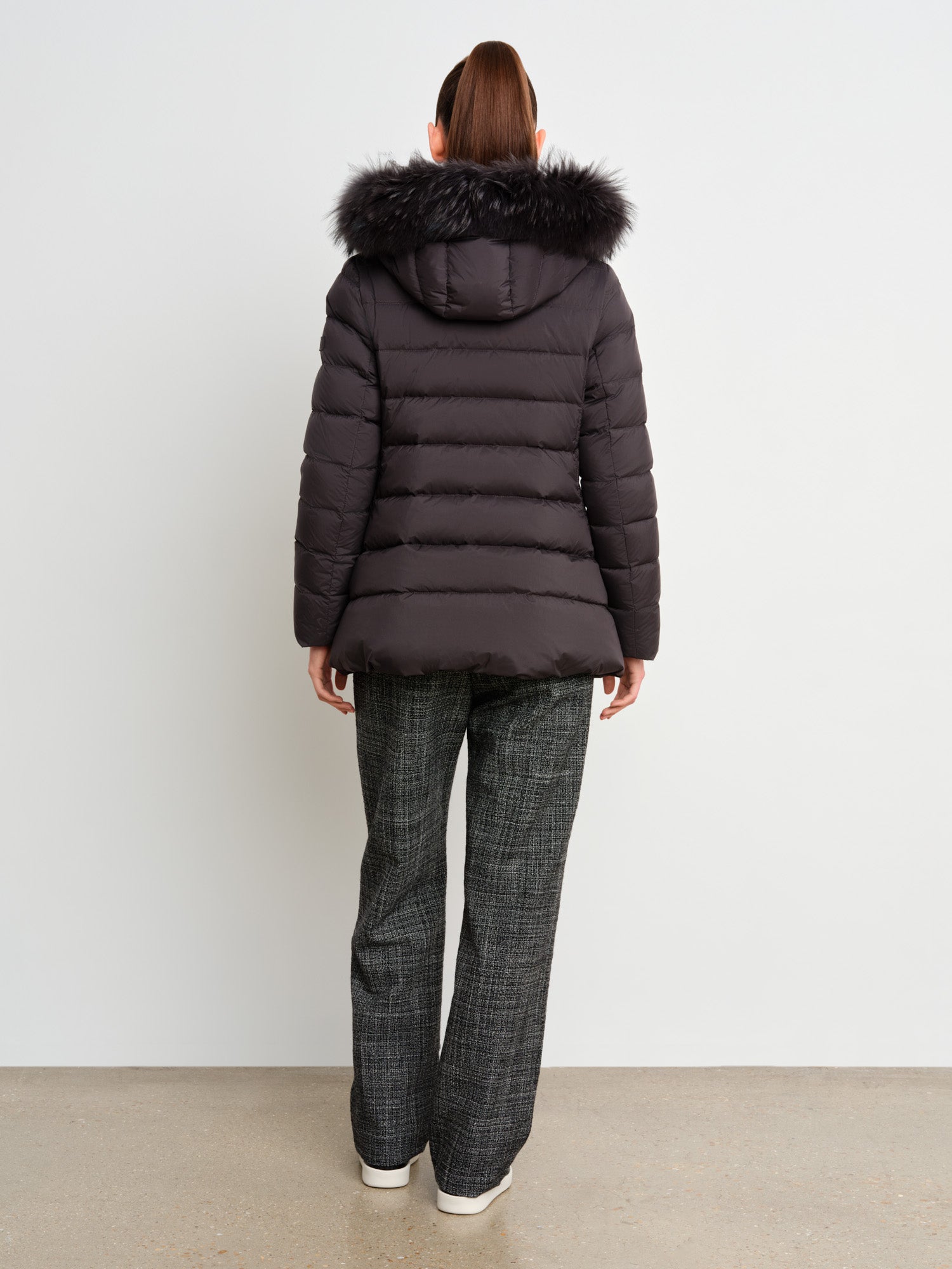 The model is 175 cm tall and is wearing a size 2 in Charcoal Gray.