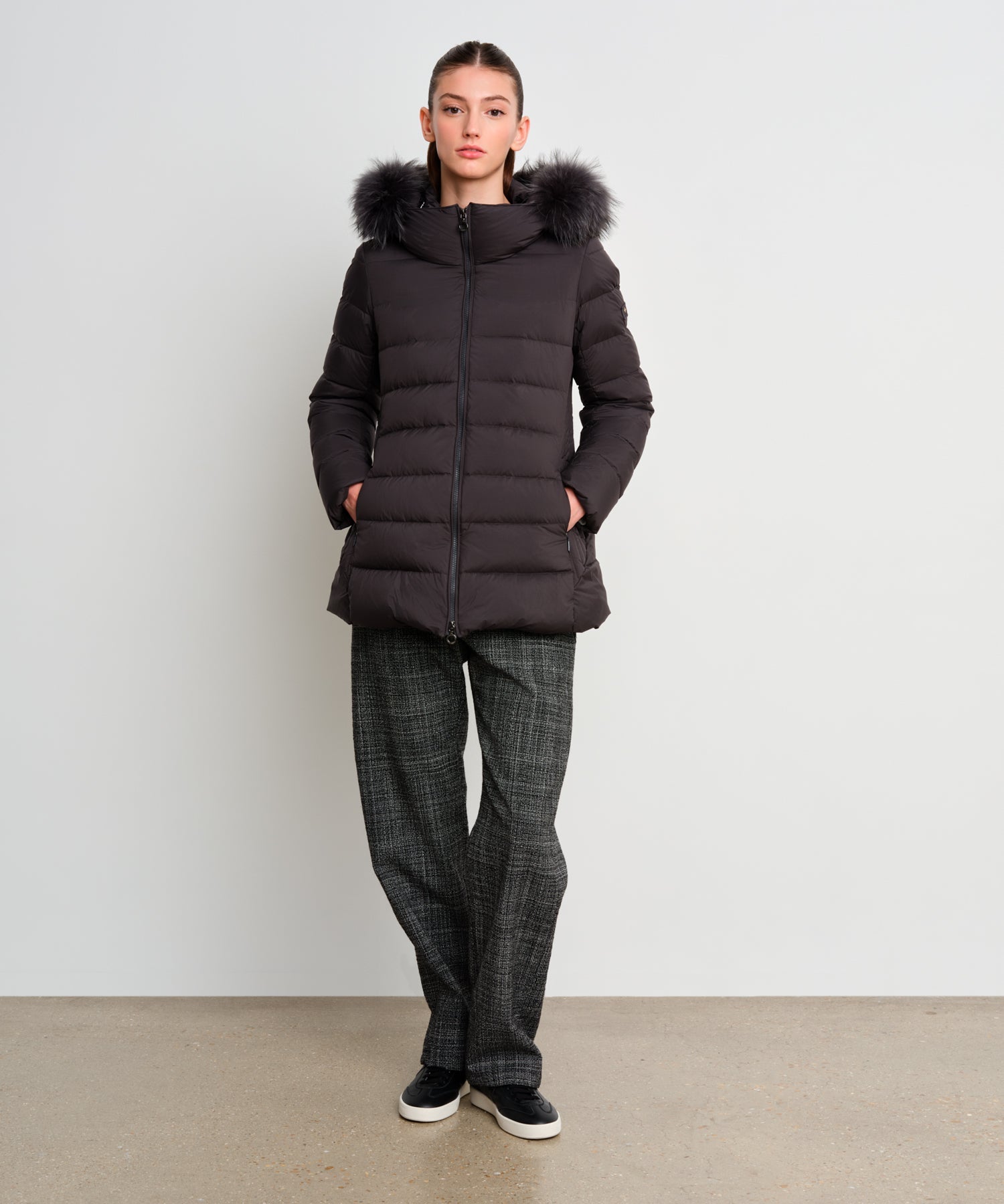 The model is 175 cm tall and is wearing a size 2 in Charcoal Gray.