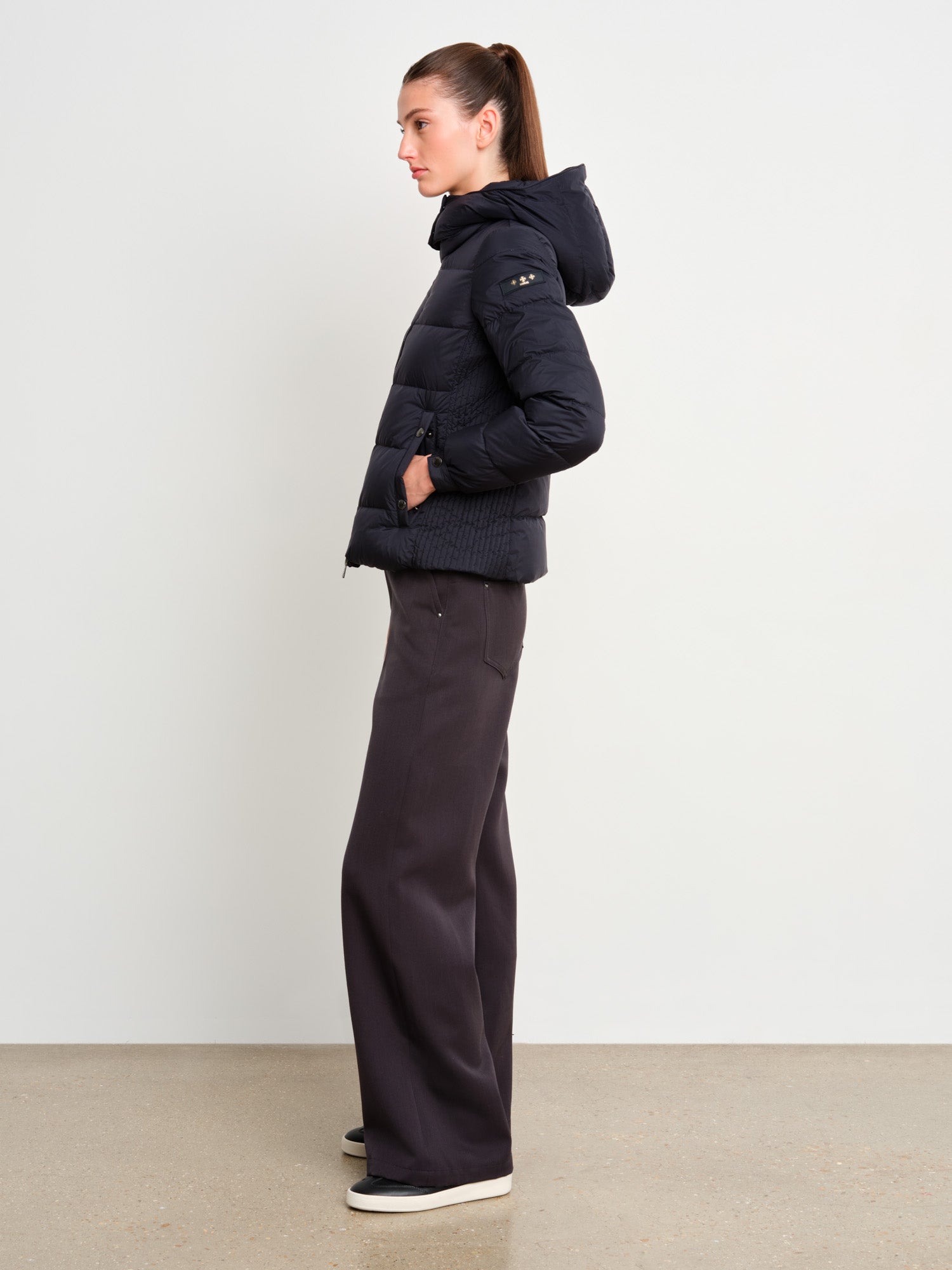 The model is 175 cm tall and is wearing a size 2 in Navy.