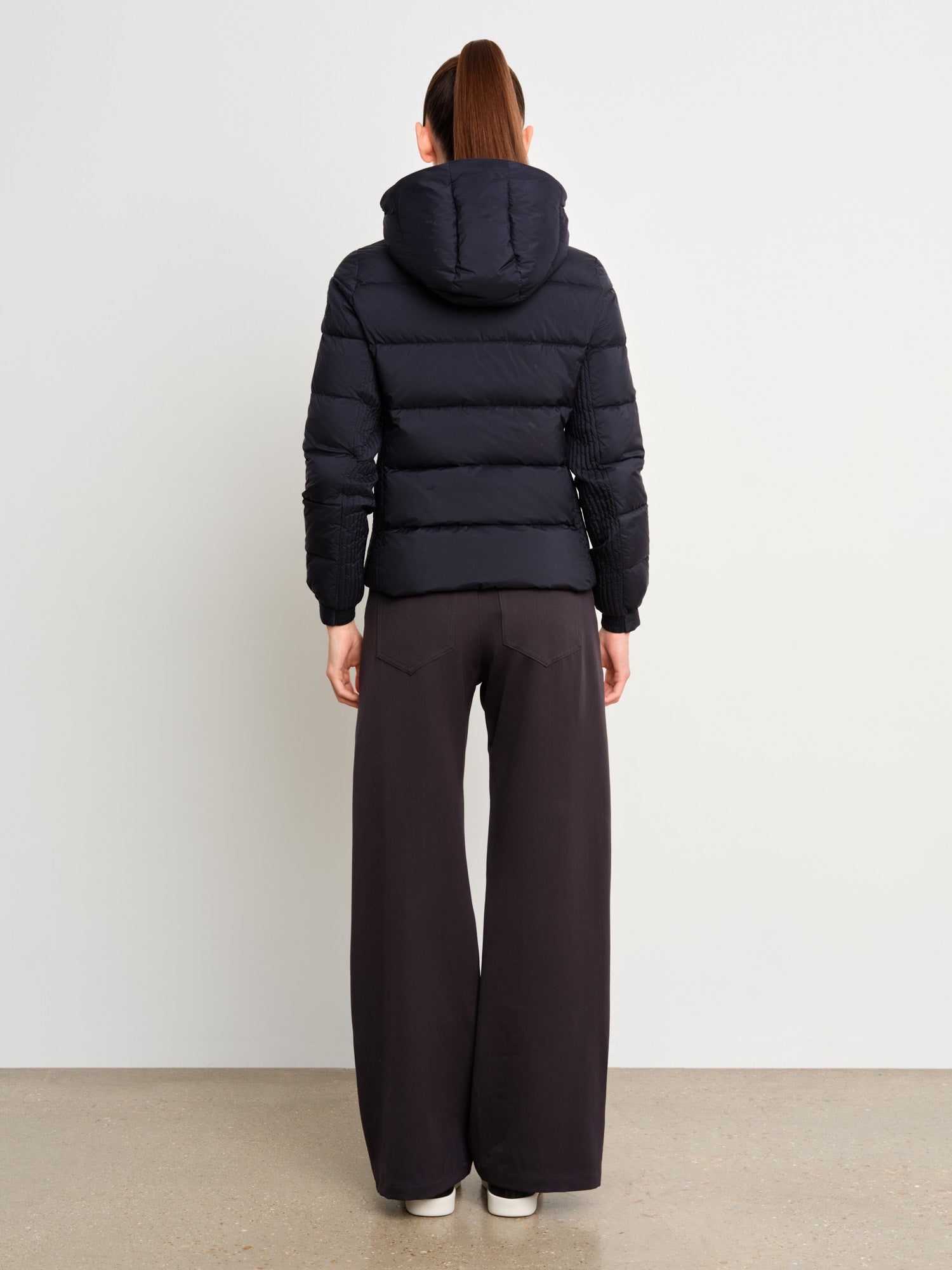 The model is 175 cm tall and is wearing a size 2 in Navy.