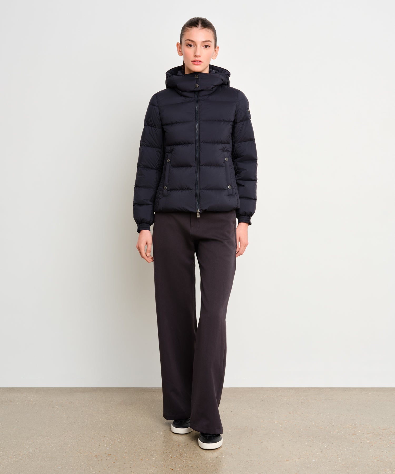 The model is 175 cm tall and is wearing a size 2 in Navy.