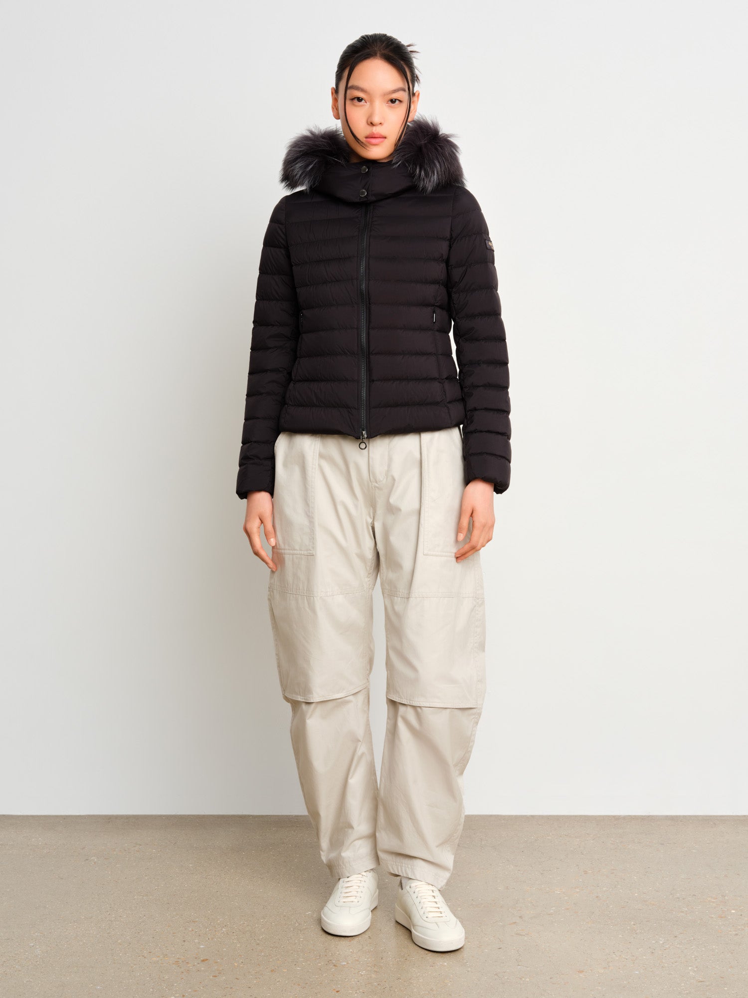 The model is 175 cm tall and is wearing a size 2 in Black.