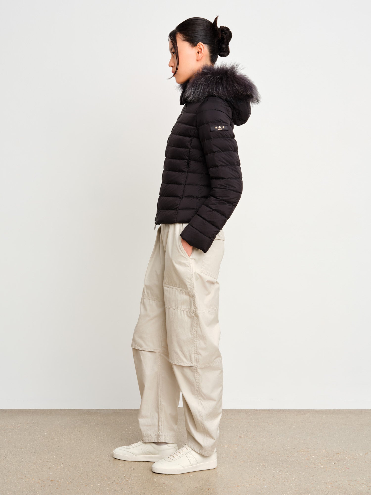 The model is 175 cm tall and is wearing a size 2 in Black.