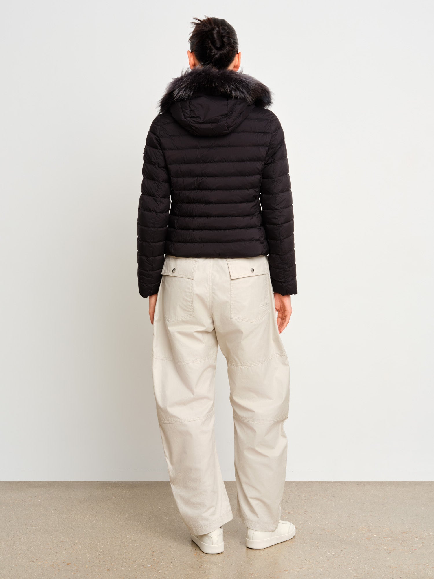 The model is 175 cm tall and is wearing a size 2 in Black.