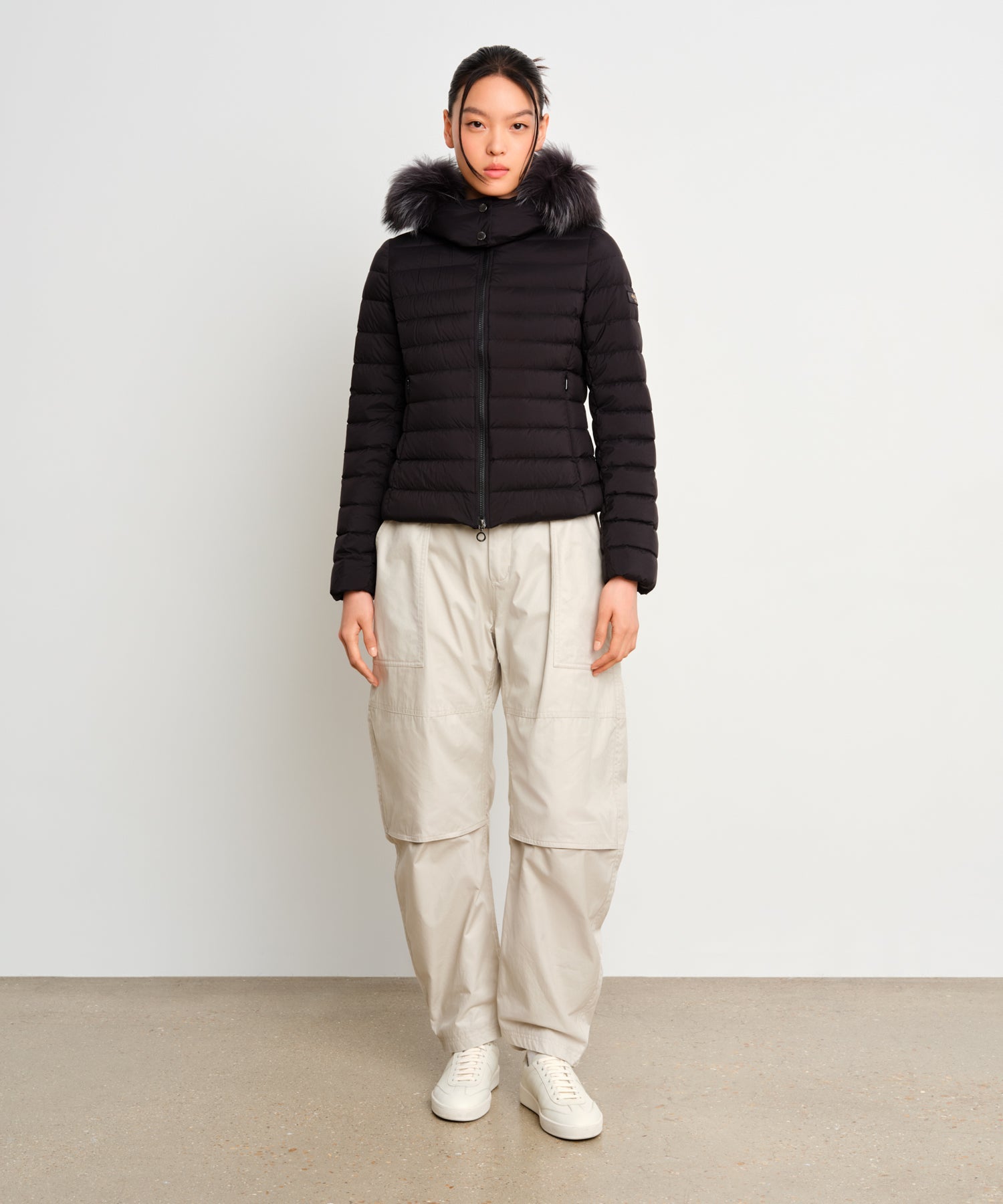 The model is 175 cm tall and is wearing a size 2 in Black.